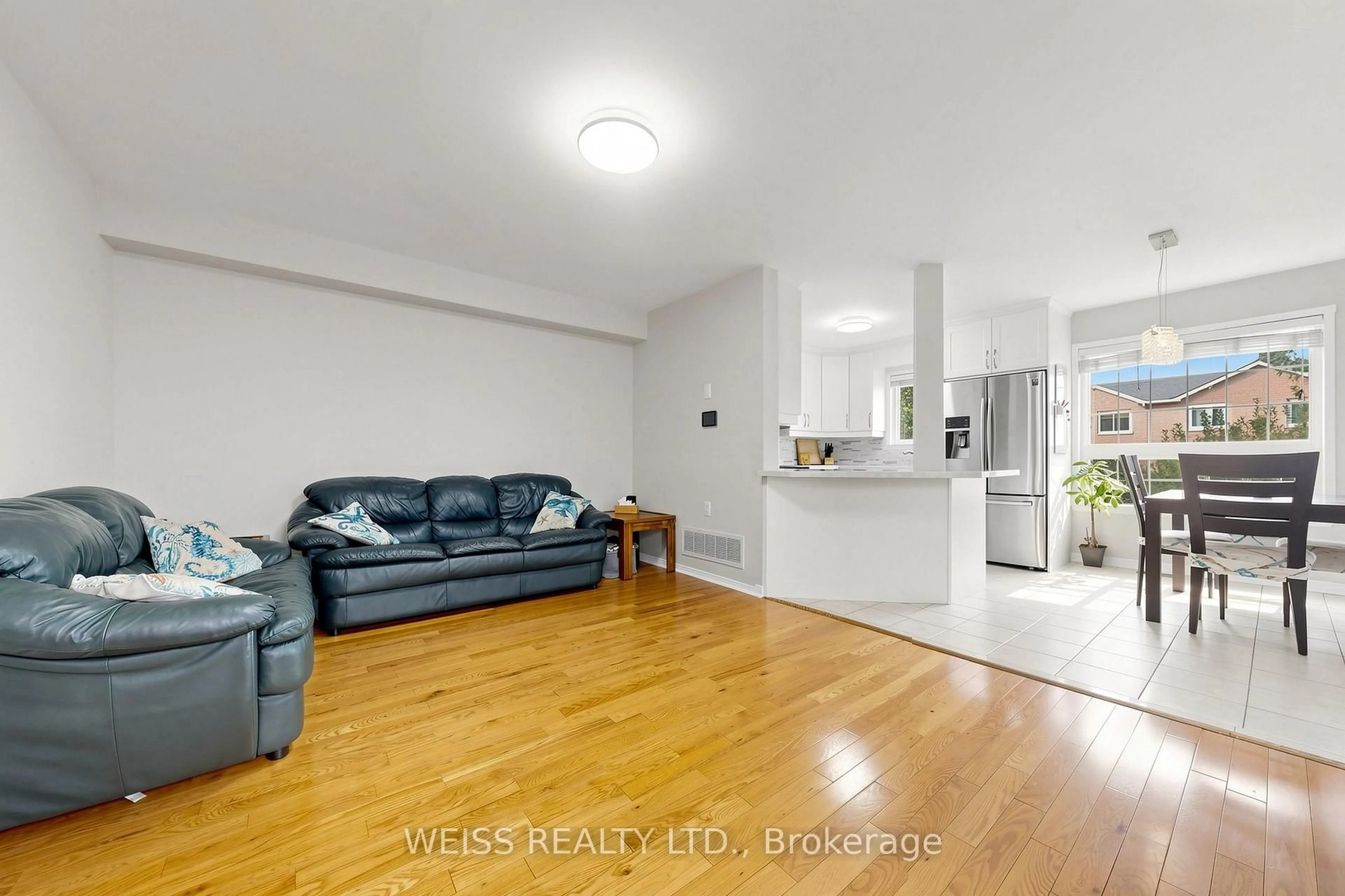 Living room with furniture, unknown for 5260 McFarren Blvd #31, Mississauga Ontario L5M 7J1