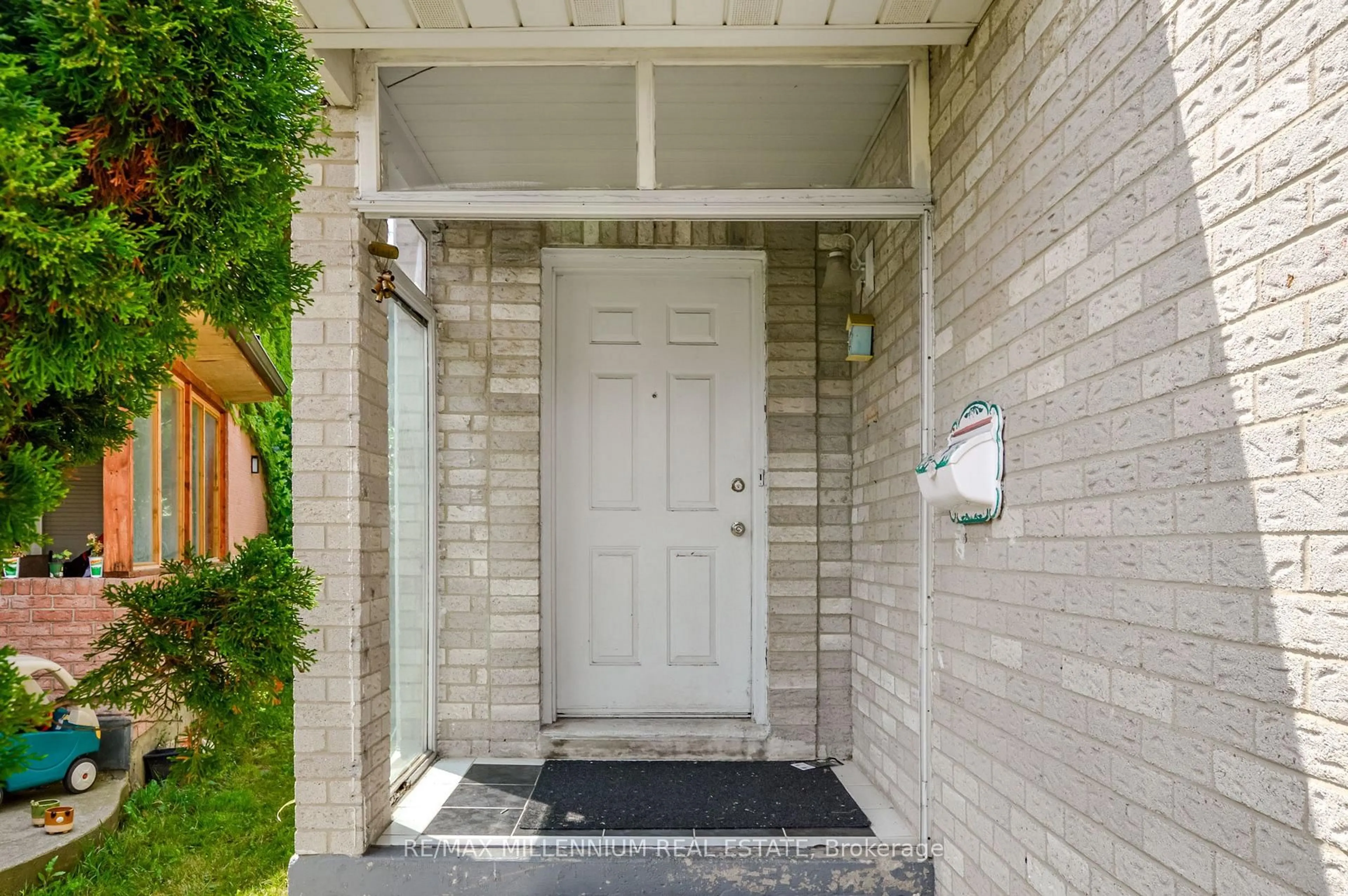 Indoor entryway for 651 Shetani Pl, Mississauga Ontario L5B 2Z7