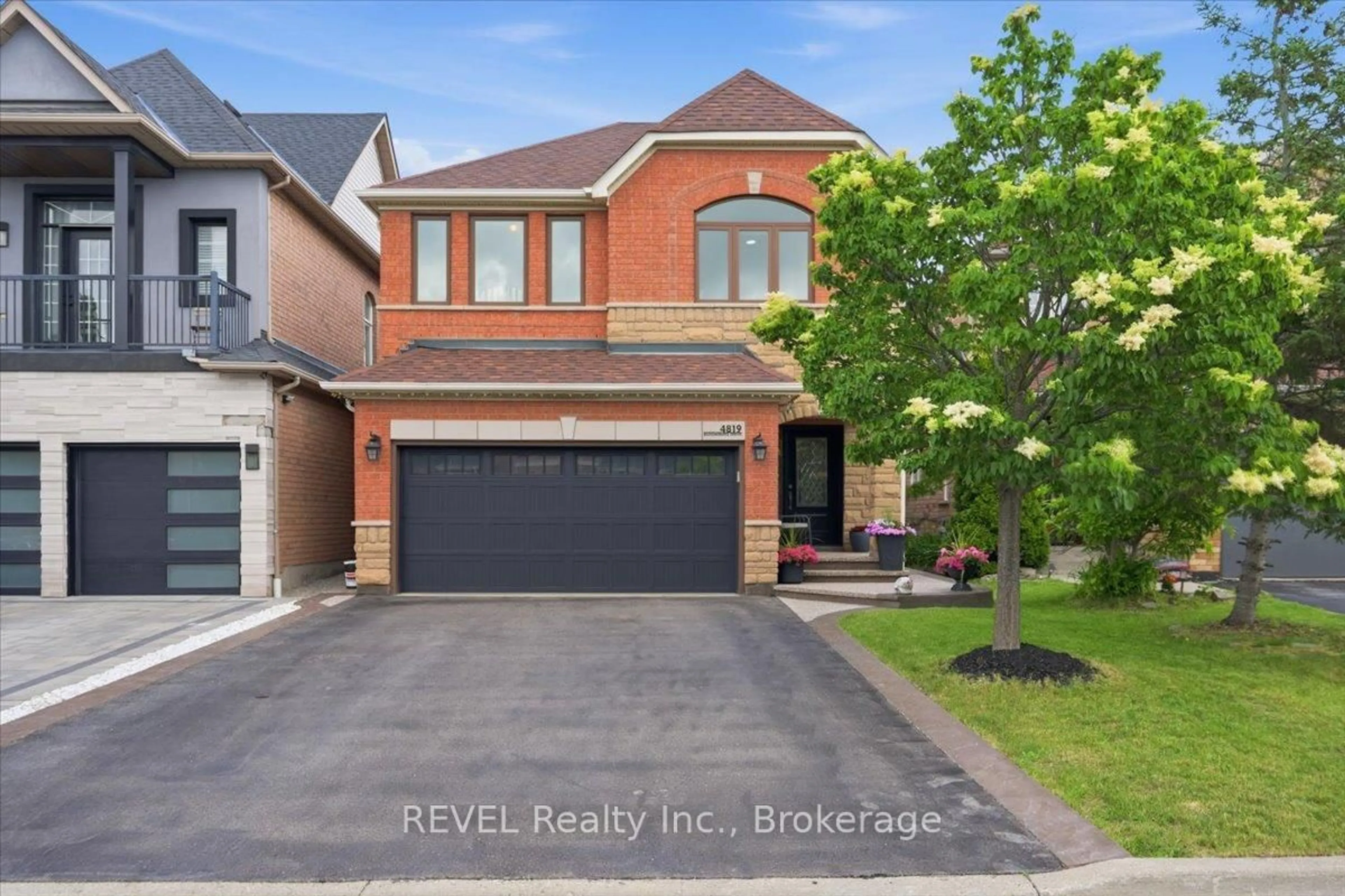 Home with brick exterior material, street for 4819 Bloomburg Dr, Mississauga Ontario L5M 7K4