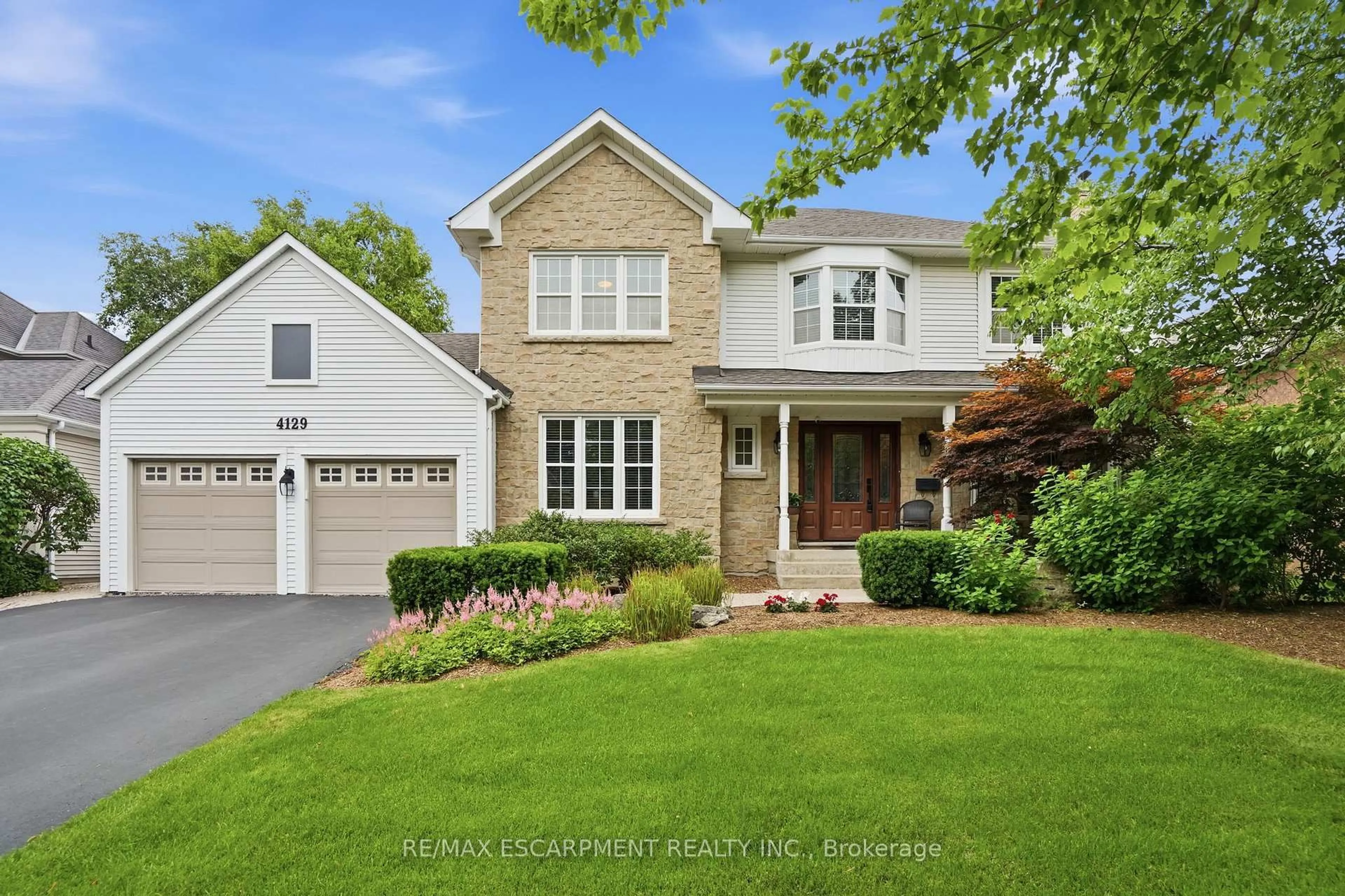 Home with brick exterior material, street for 4129 Millcroft Park Dr, Burlington Ontario L7M 3V1