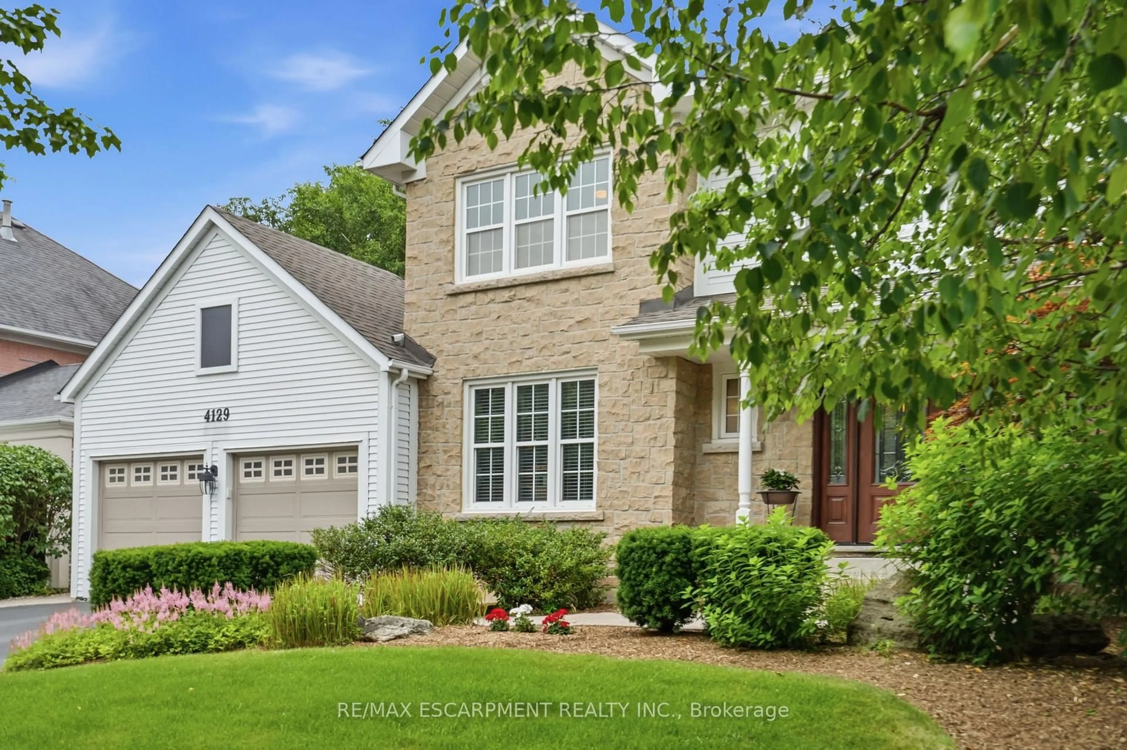 Home with brick exterior material, street for 4129 Millcroft Park Dr, Burlington Ontario L7M 3V1