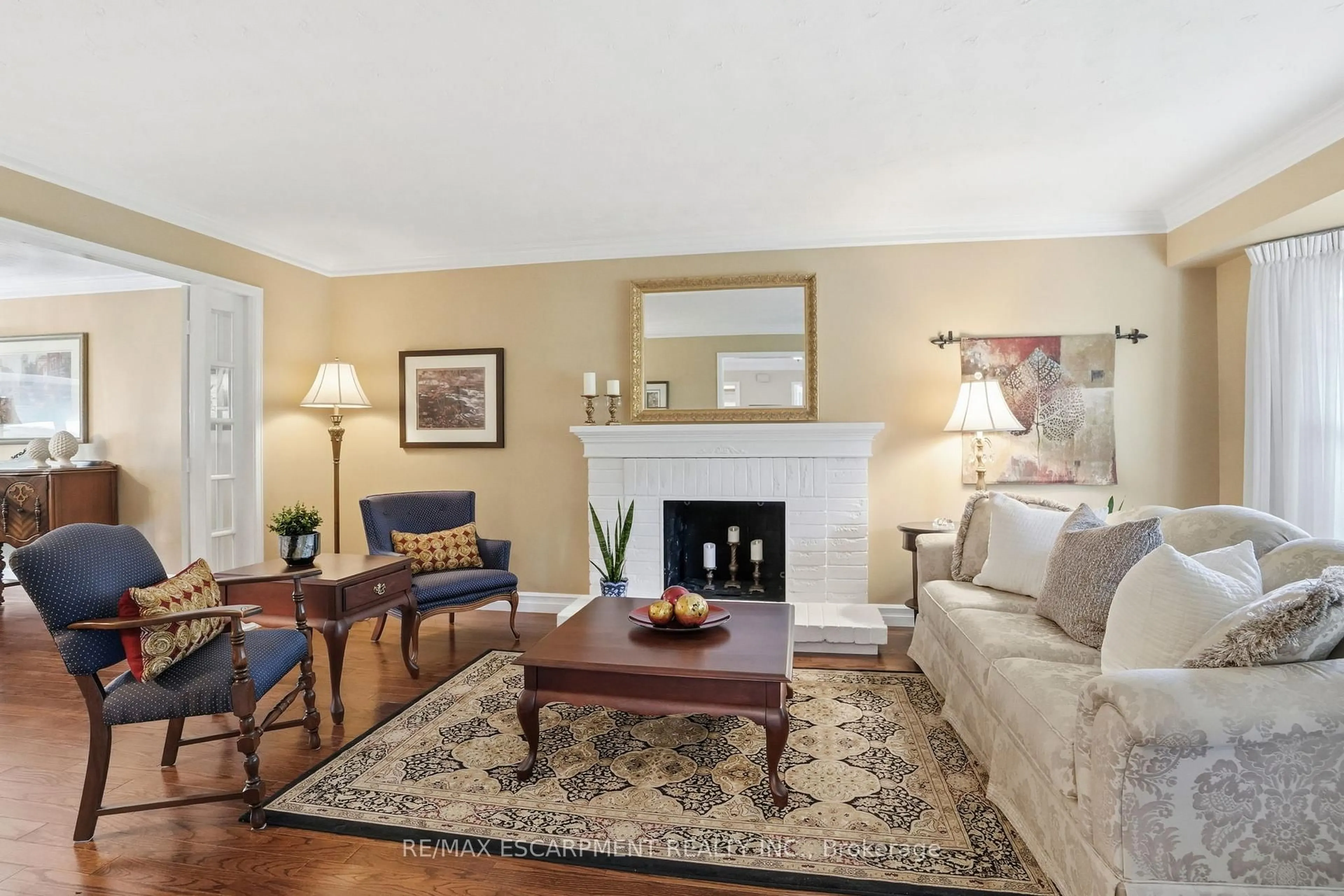 Living room with furniture, unknown for 4129 Millcroft Park Dr, Burlington Ontario L7M 3V1