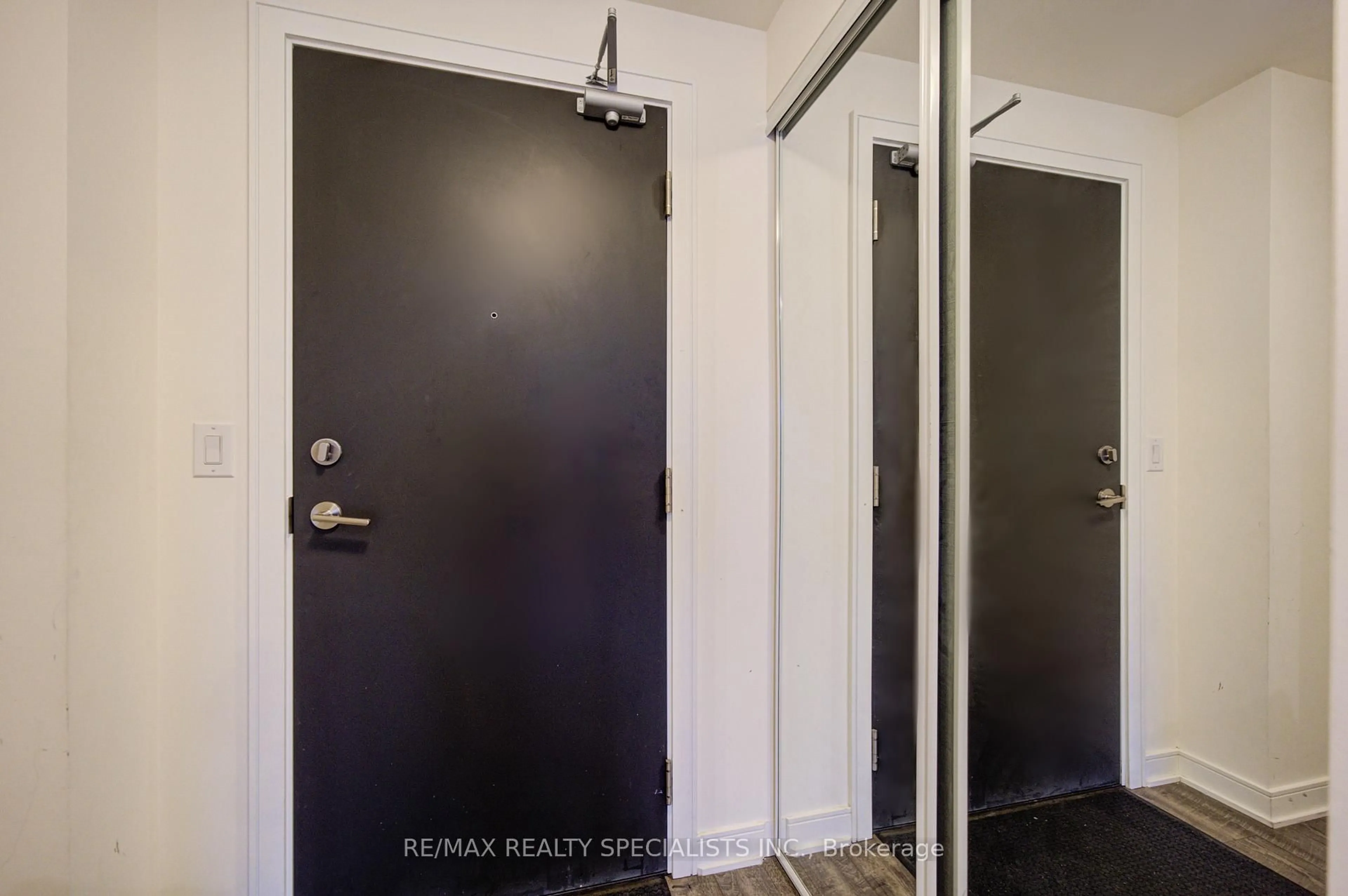 Indoor entryway for 1 Neighbourhood Lane #505, Toronto Ontario M8Y 0C7