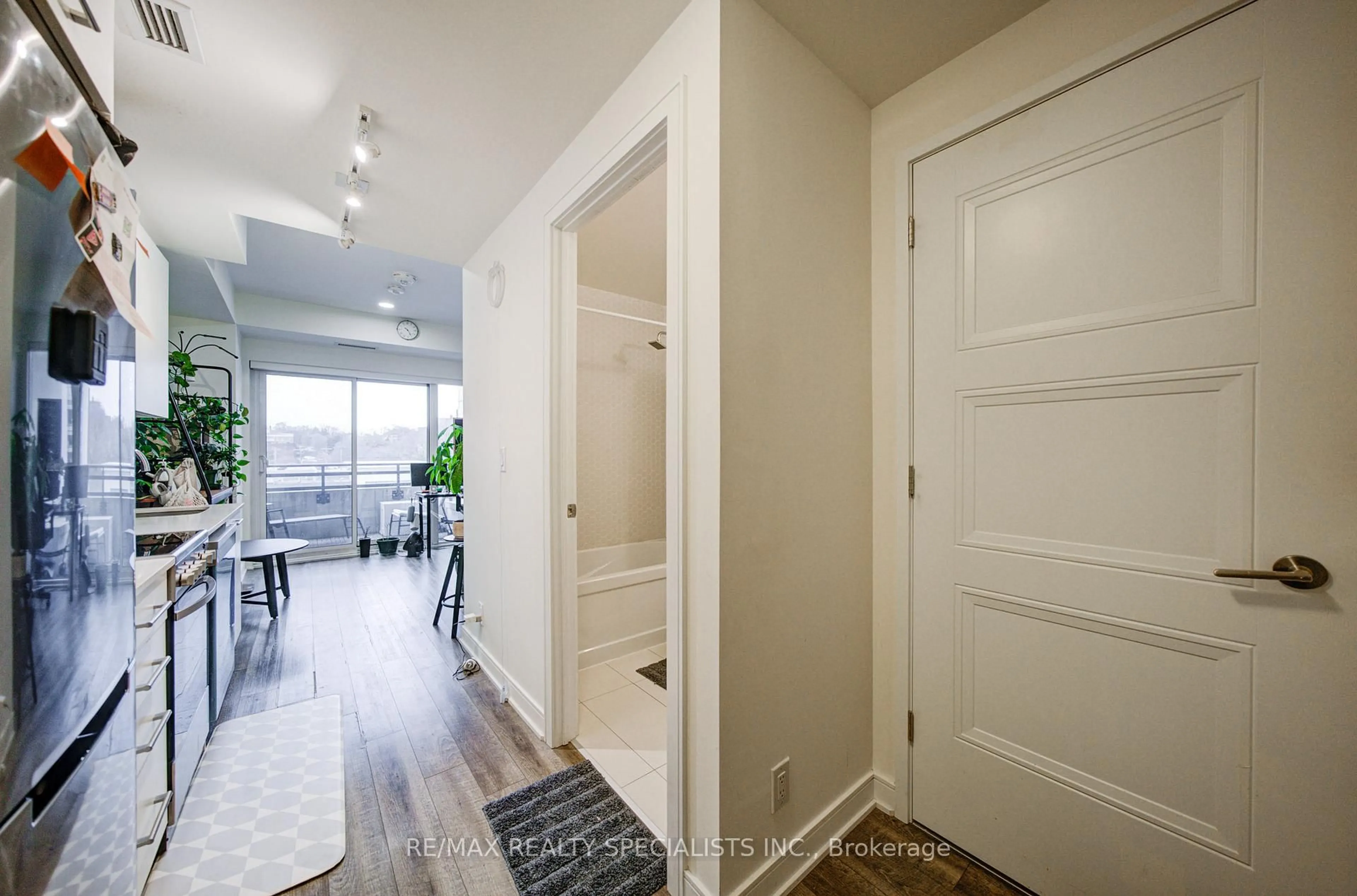 Indoor entryway for 1 Neighbourhood Lane #505, Toronto Ontario M8Y 0C7