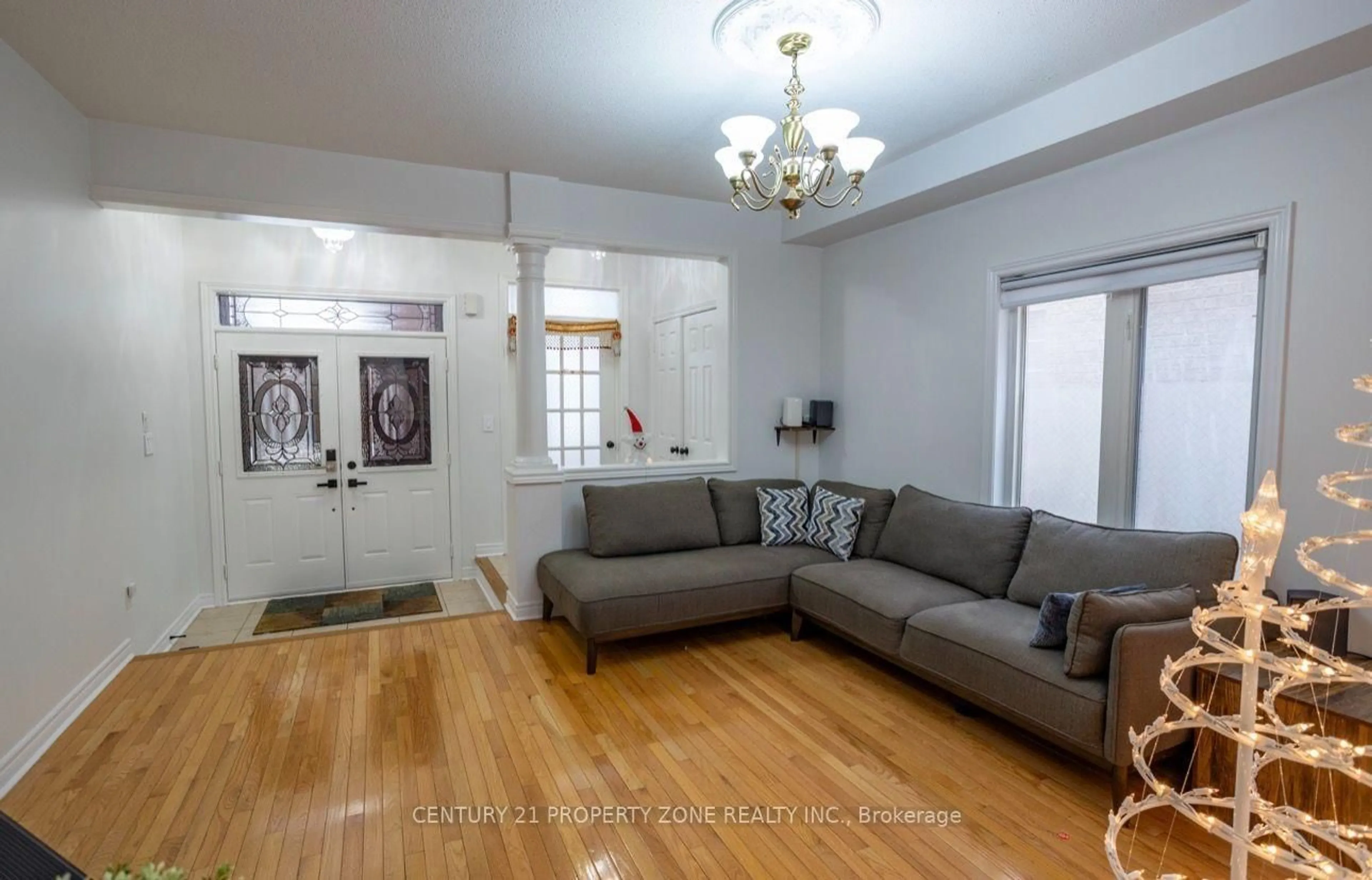 Living room with furniture, unknown for 31 Game Creek Cres, Brampton Ontario L7A 0K3