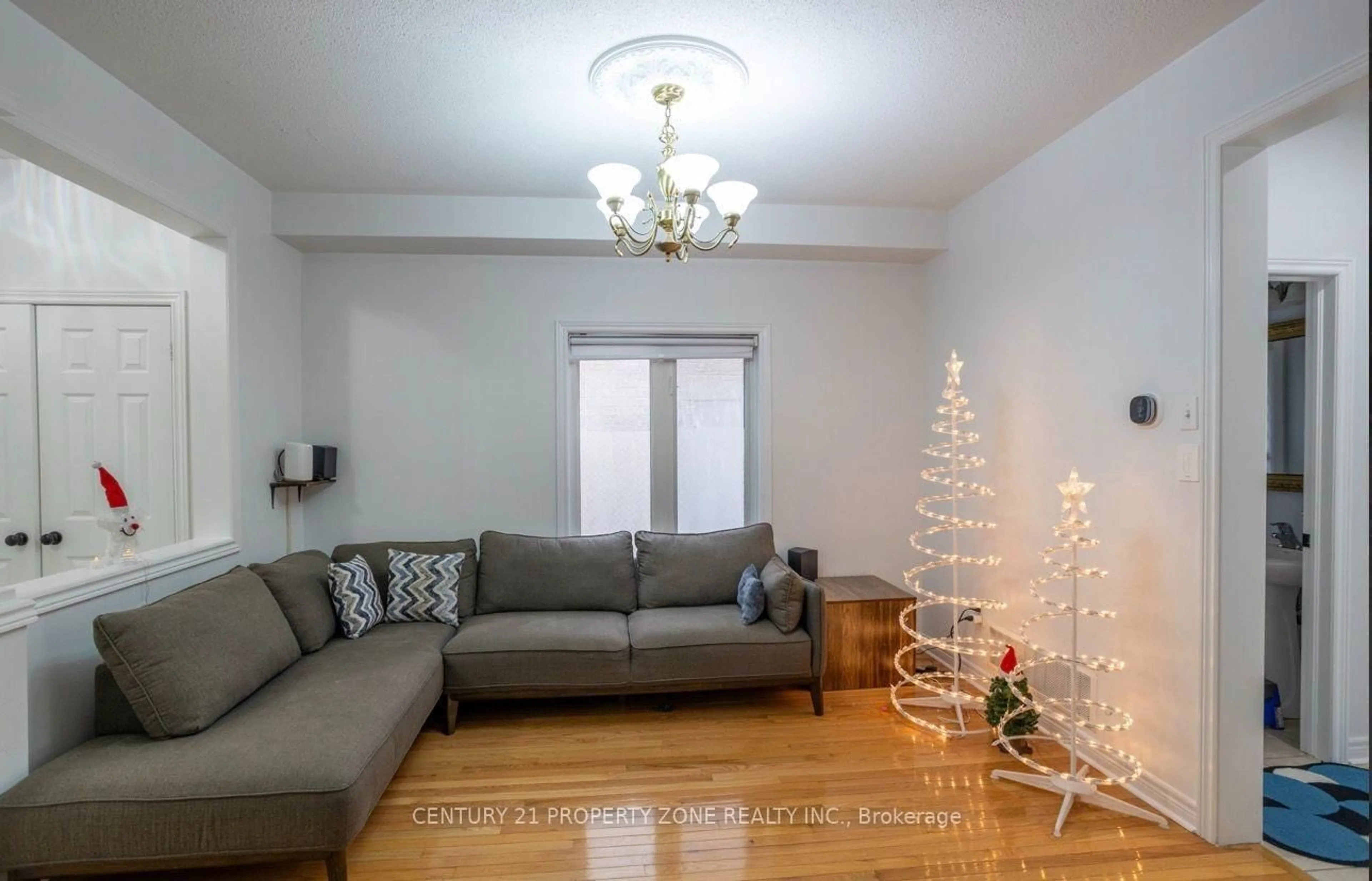 Living room with furniture, unknown for 31 Game Creek Cres, Brampton Ontario L7A 0K3