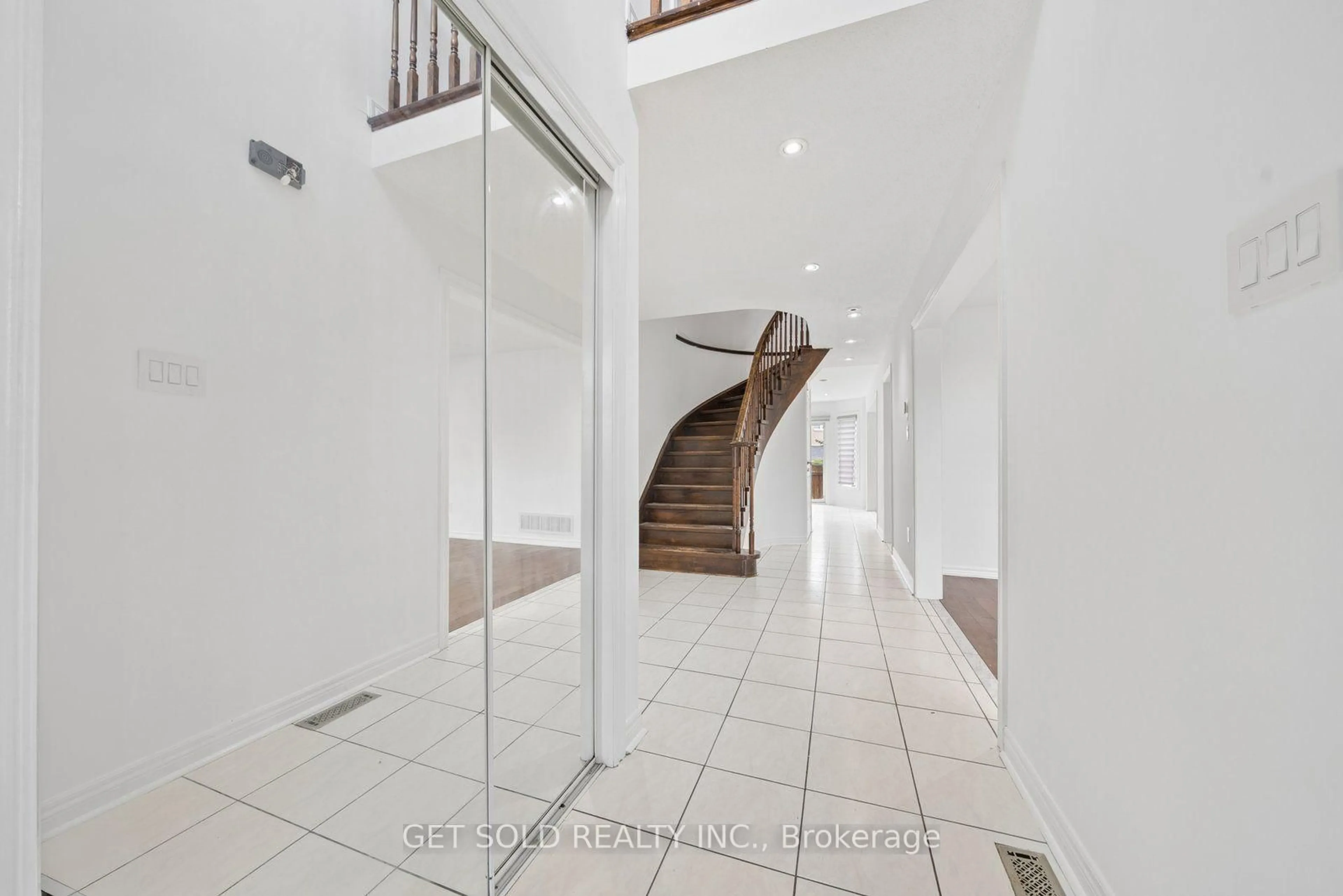 Indoor foyer for 57 Oaklea Blvd, Brampton Ontario L6Y 4W7