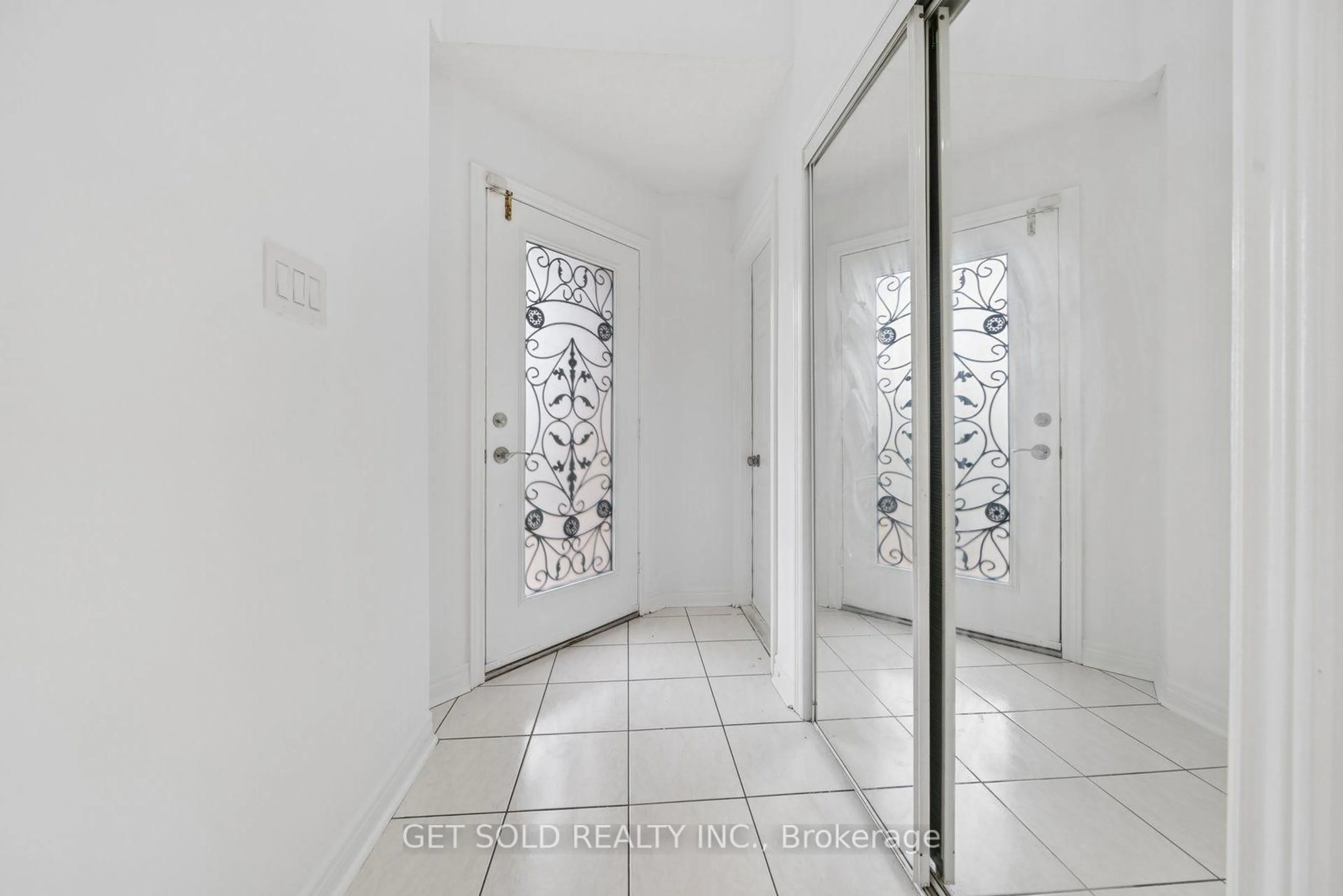 Indoor foyer for 57 Oaklea Blvd, Brampton Ontario L6Y 4W7