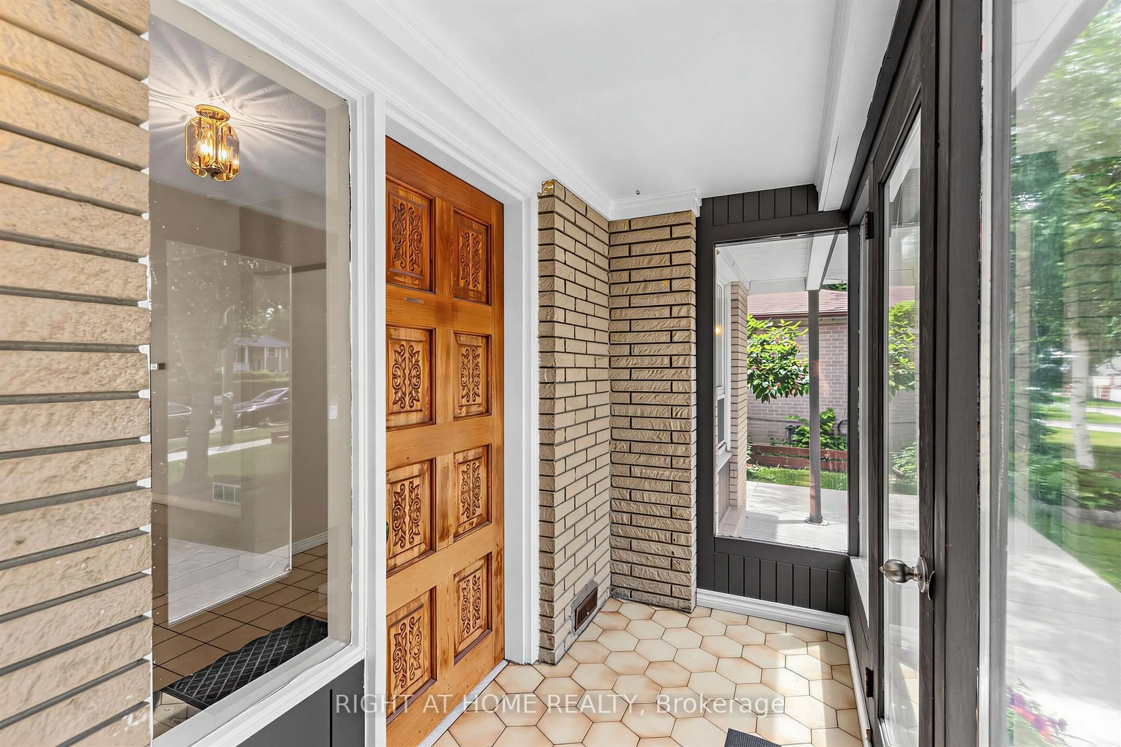 Indoor entryway for 12 Candlewood Cres, Toronto Ontario M3J 1G8