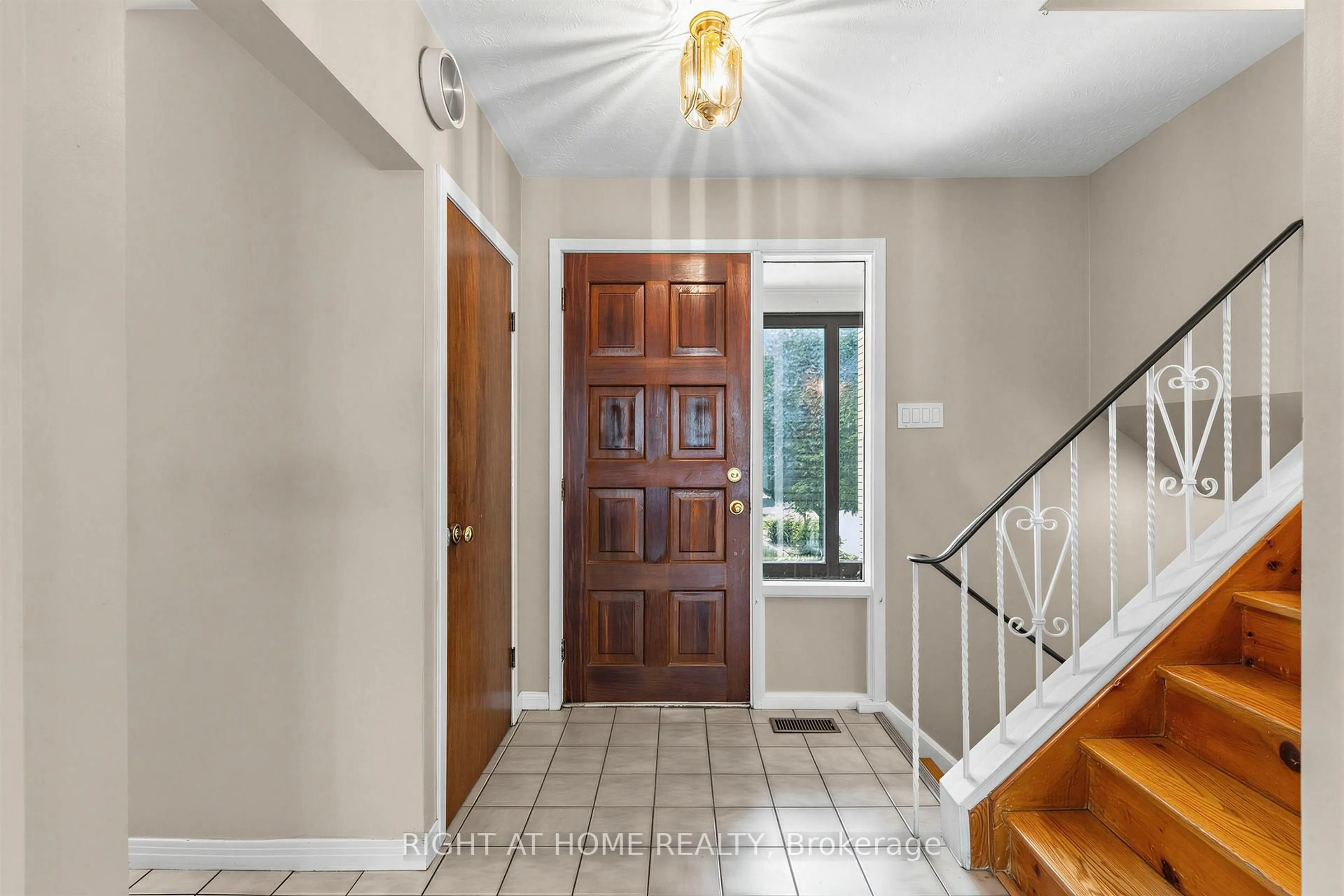 Indoor entryway for 12 Candlewood Cres, Toronto Ontario M3J 1G8