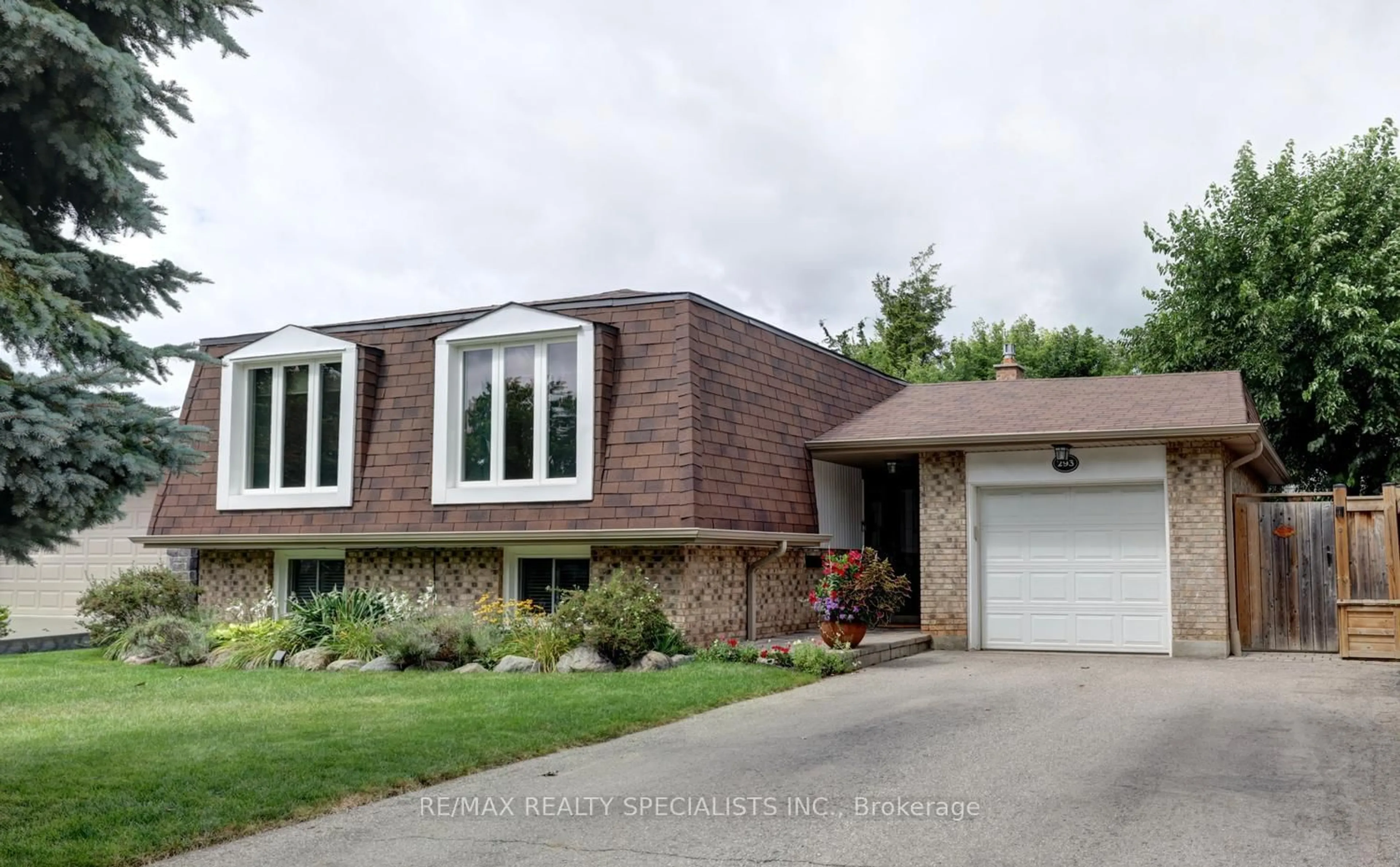 Home with vinyl exterior material, street for 293 Louis Dr, Mississauga Ontario L5B 1Z2
