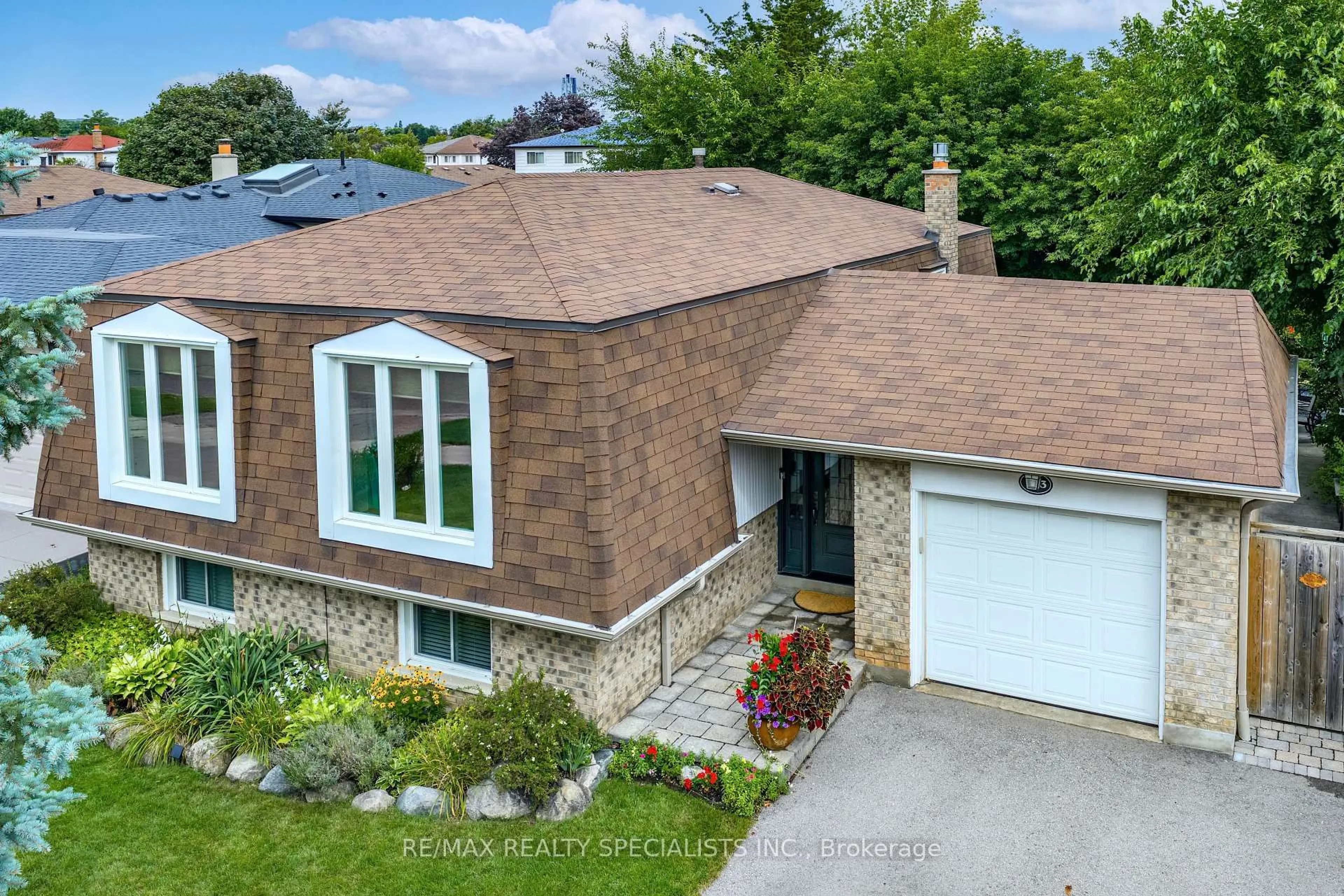 A pic from outside/outdoor area/front of a property/back of a property/a pic from drone, street for 293 Louis Dr, Mississauga Ontario L5B 1Z2