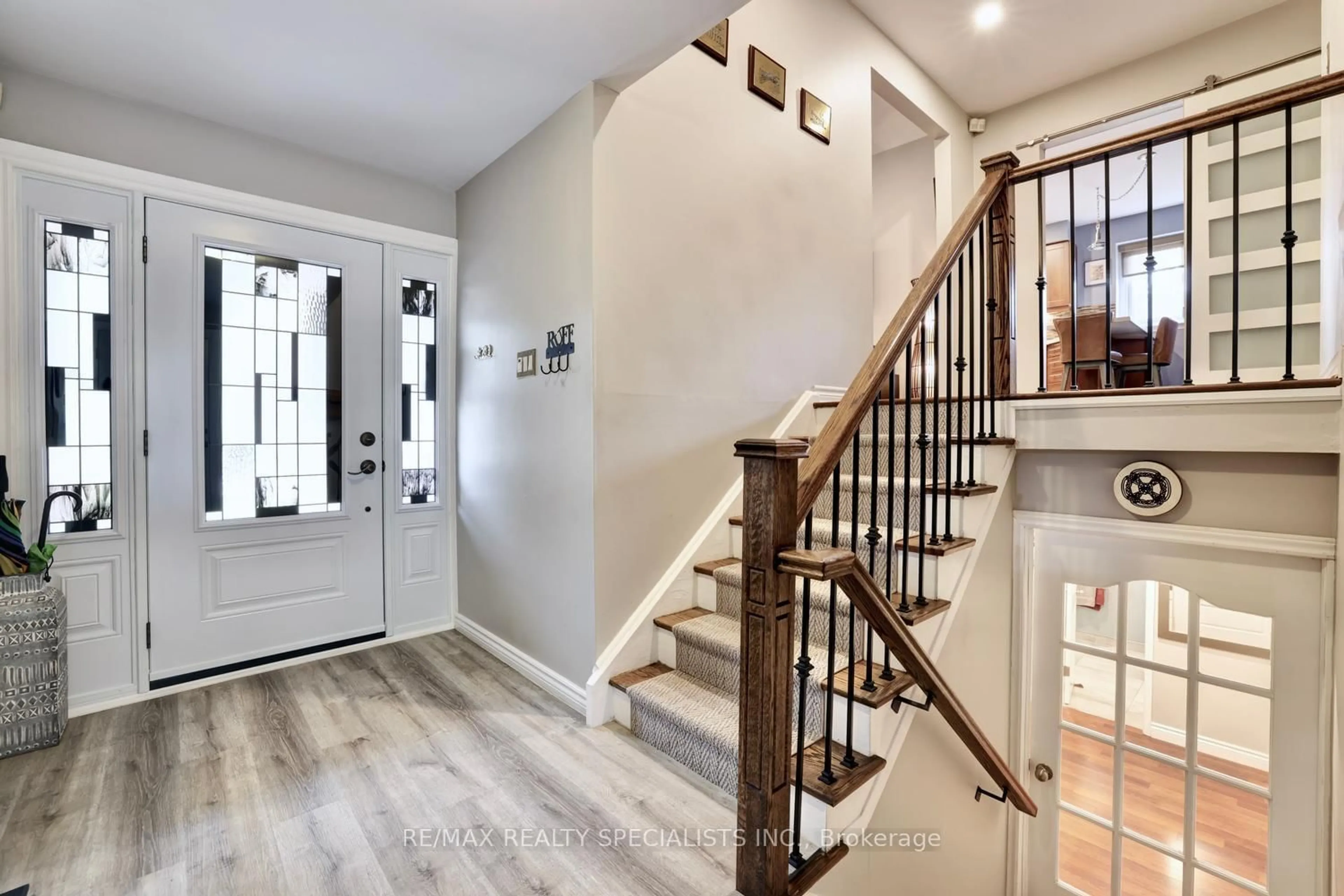Indoor entryway for 293 Louis Dr, Mississauga Ontario L5B 1Z2