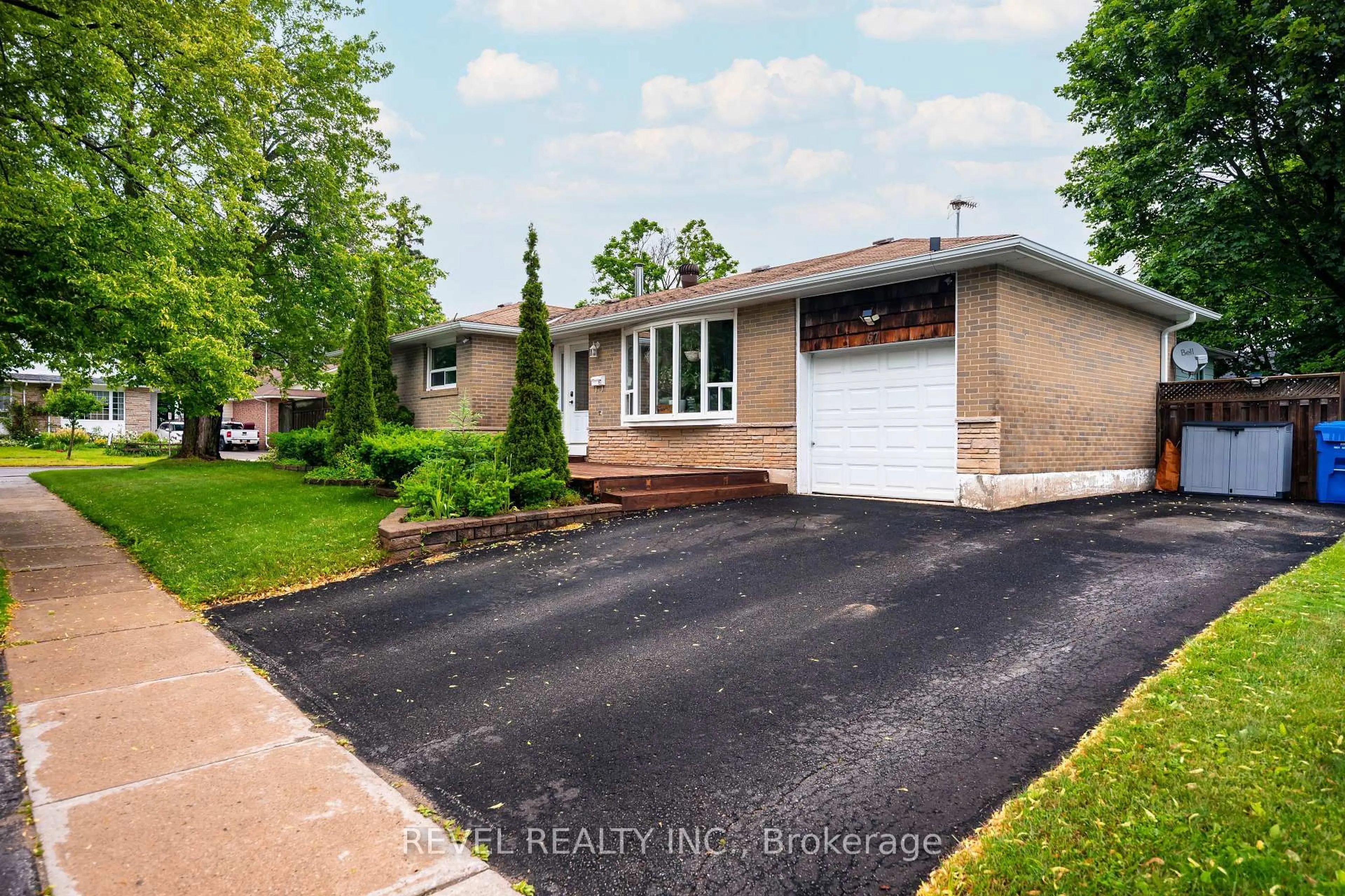 A pic from outside/outdoor area/front of a property/back of a property/a pic from drone, street for 67 Carlton Dr, Orangeville Ontario L9W 2X8