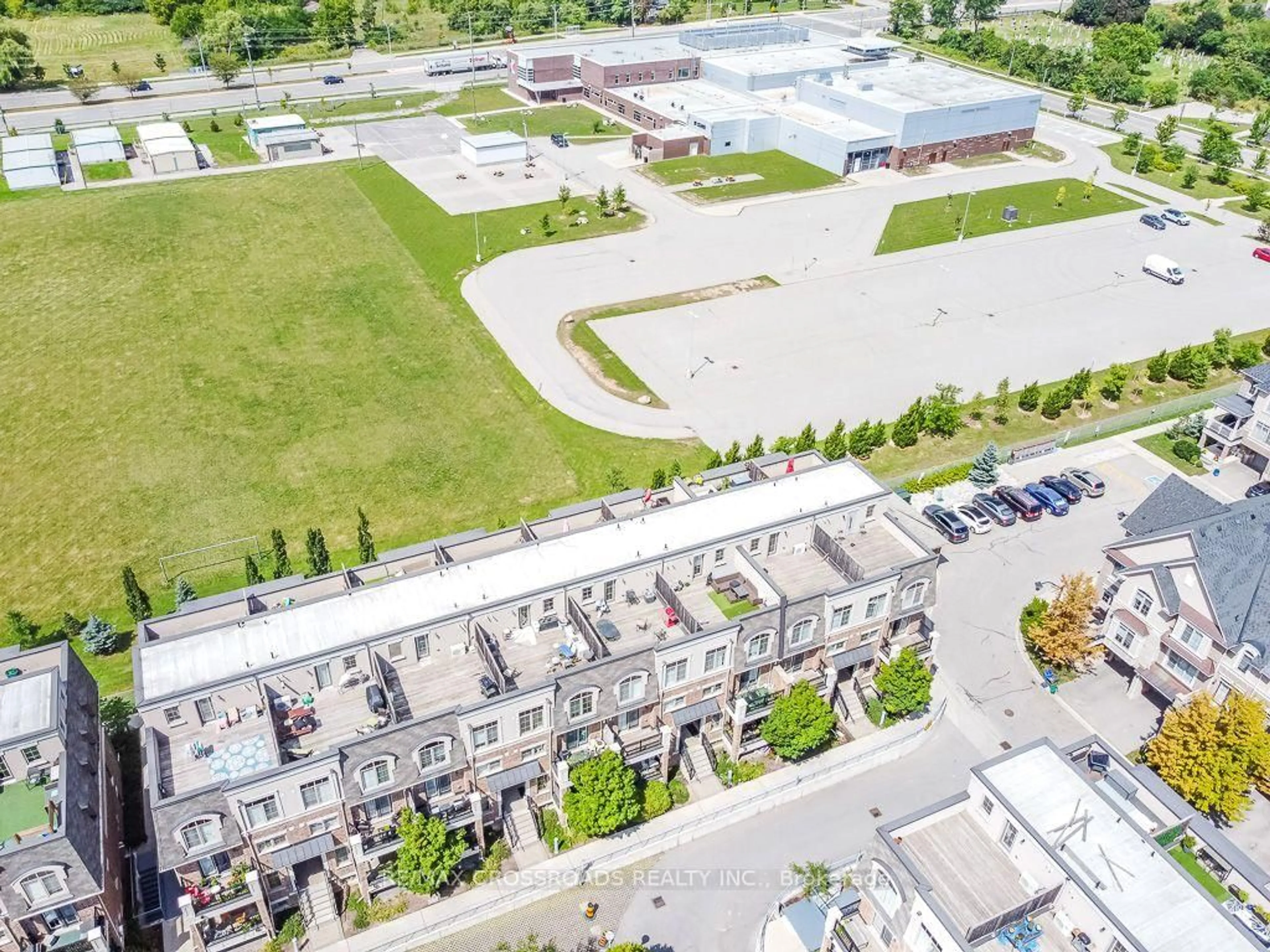 A pic from outside/outdoor area/front of a property/back of a property/a pic from drone, street for 2441 Greenwich Dr #29, Oakville Ontario L6M 0S3