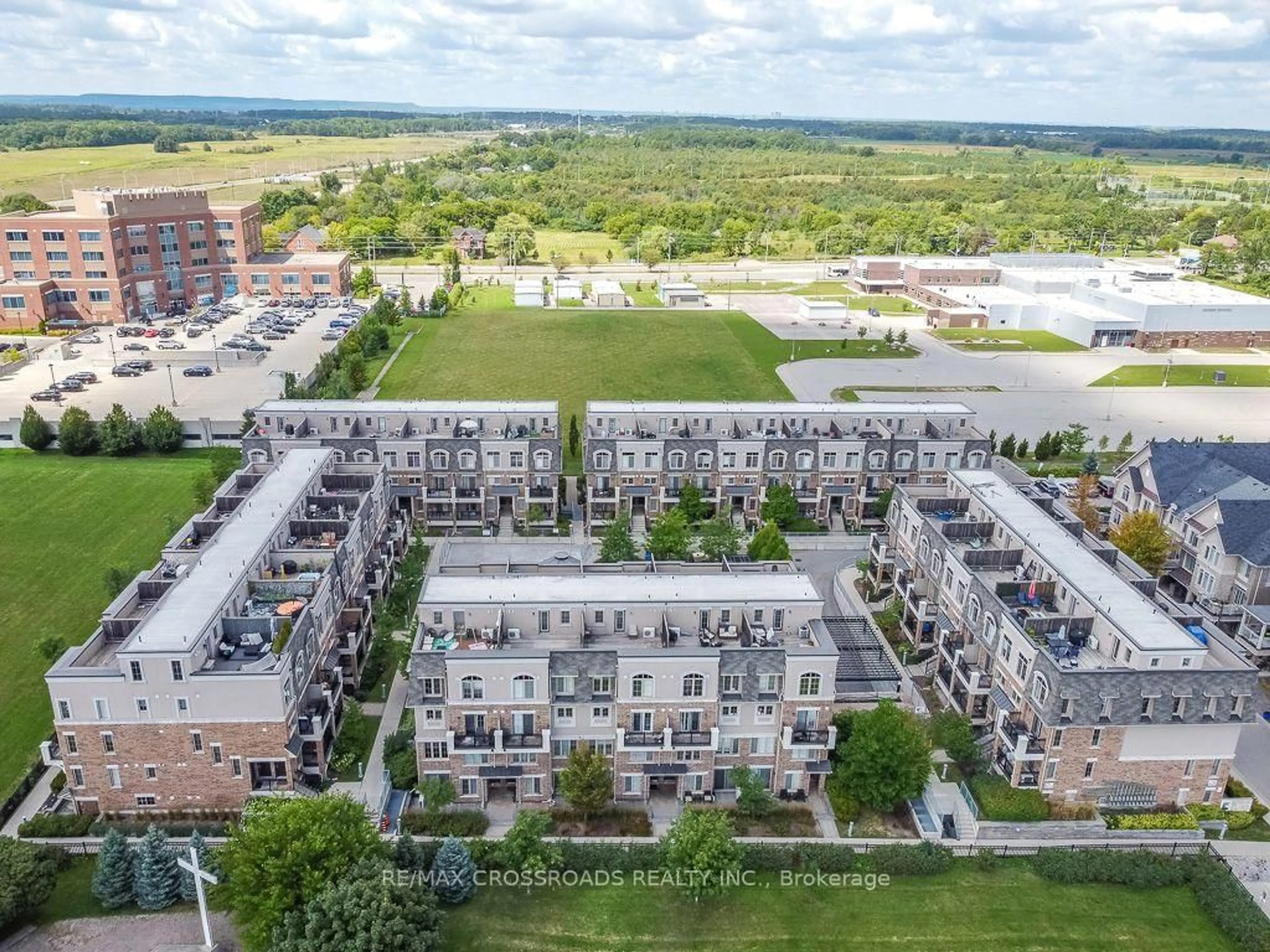 A pic from outside/outdoor area/front of a property/back of a property/a pic from drone, unknown for 2441 Greenwich Dr #29, Oakville Ontario L6M 0S3