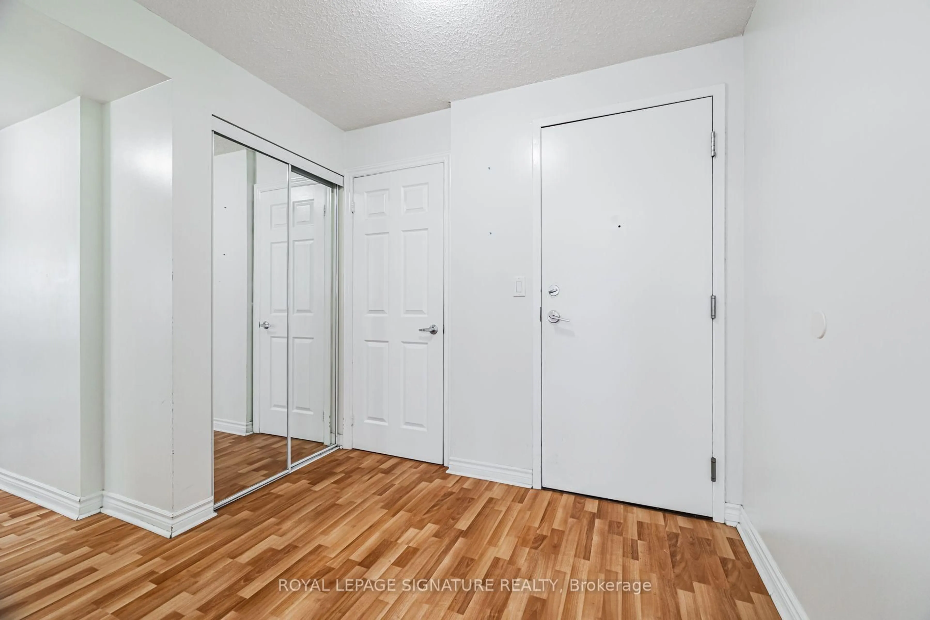 Unknown for 3888 Duke Of York Blvd #525, Mississauga Ontario L5B 4P5
