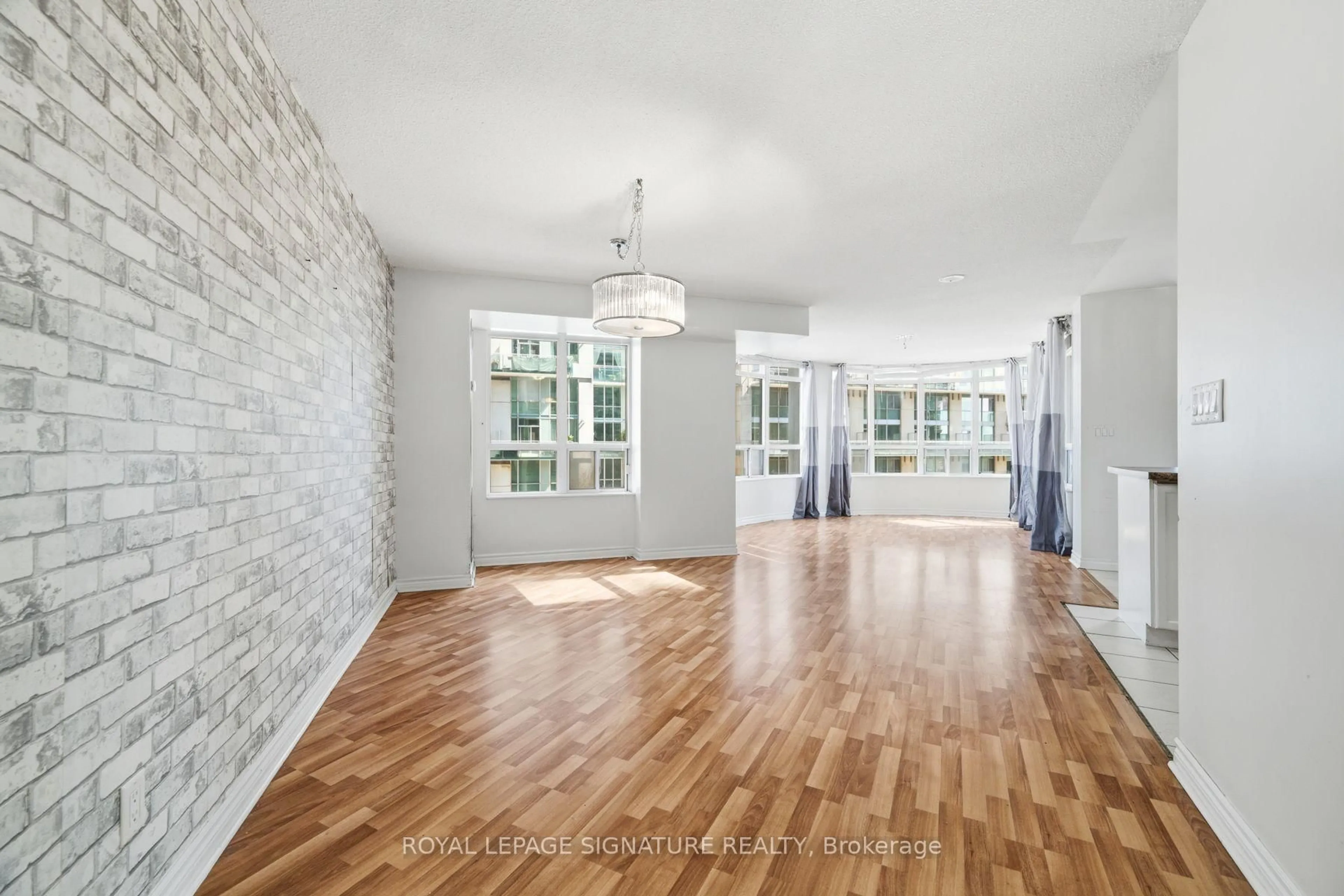Indoor foyer for 3888 Duke Of York Blvd #525, Mississauga Ontario L5B 4P5