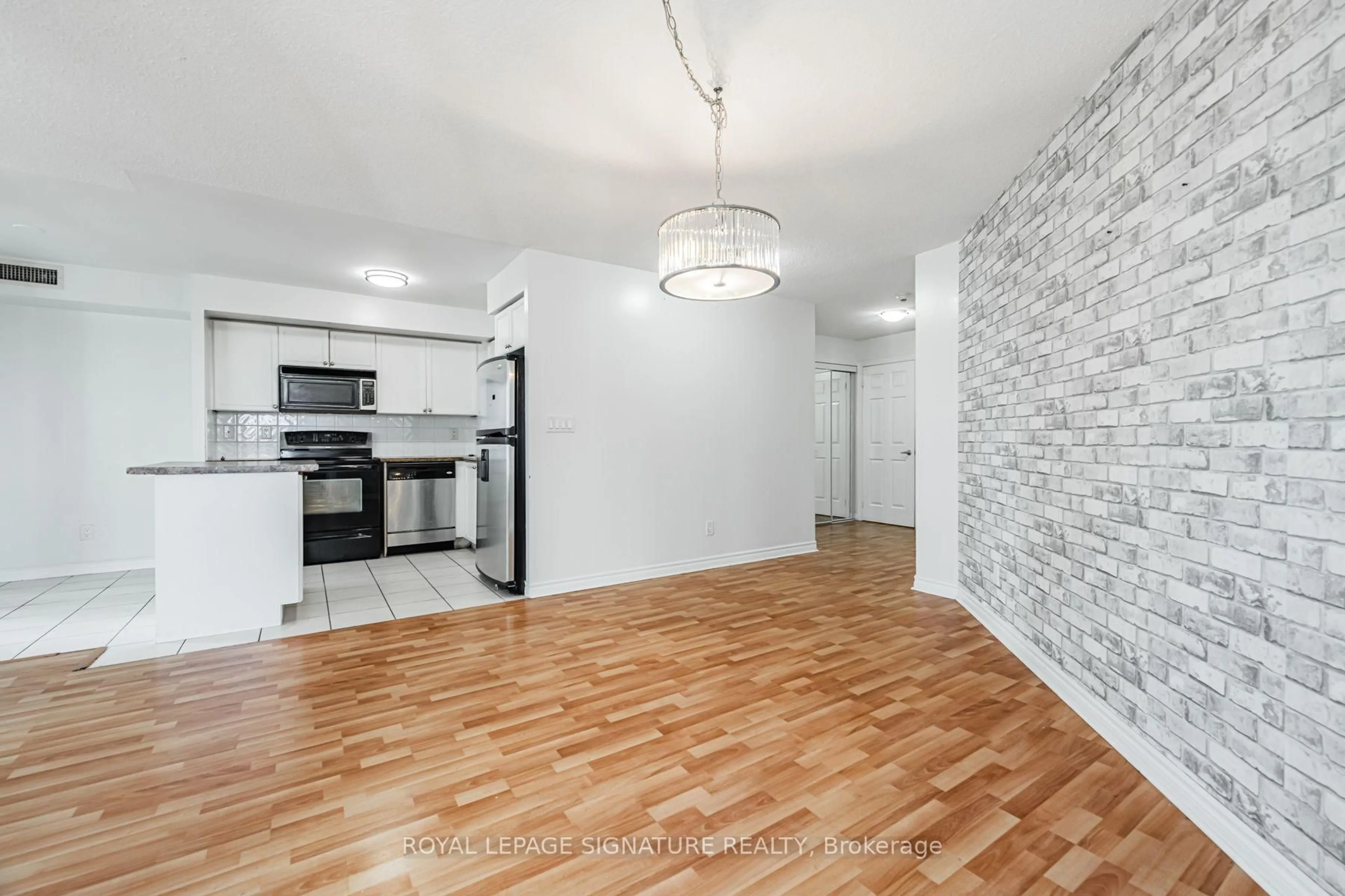 Unknown for 3888 Duke Of York Blvd #525, Mississauga Ontario L5B 4P5