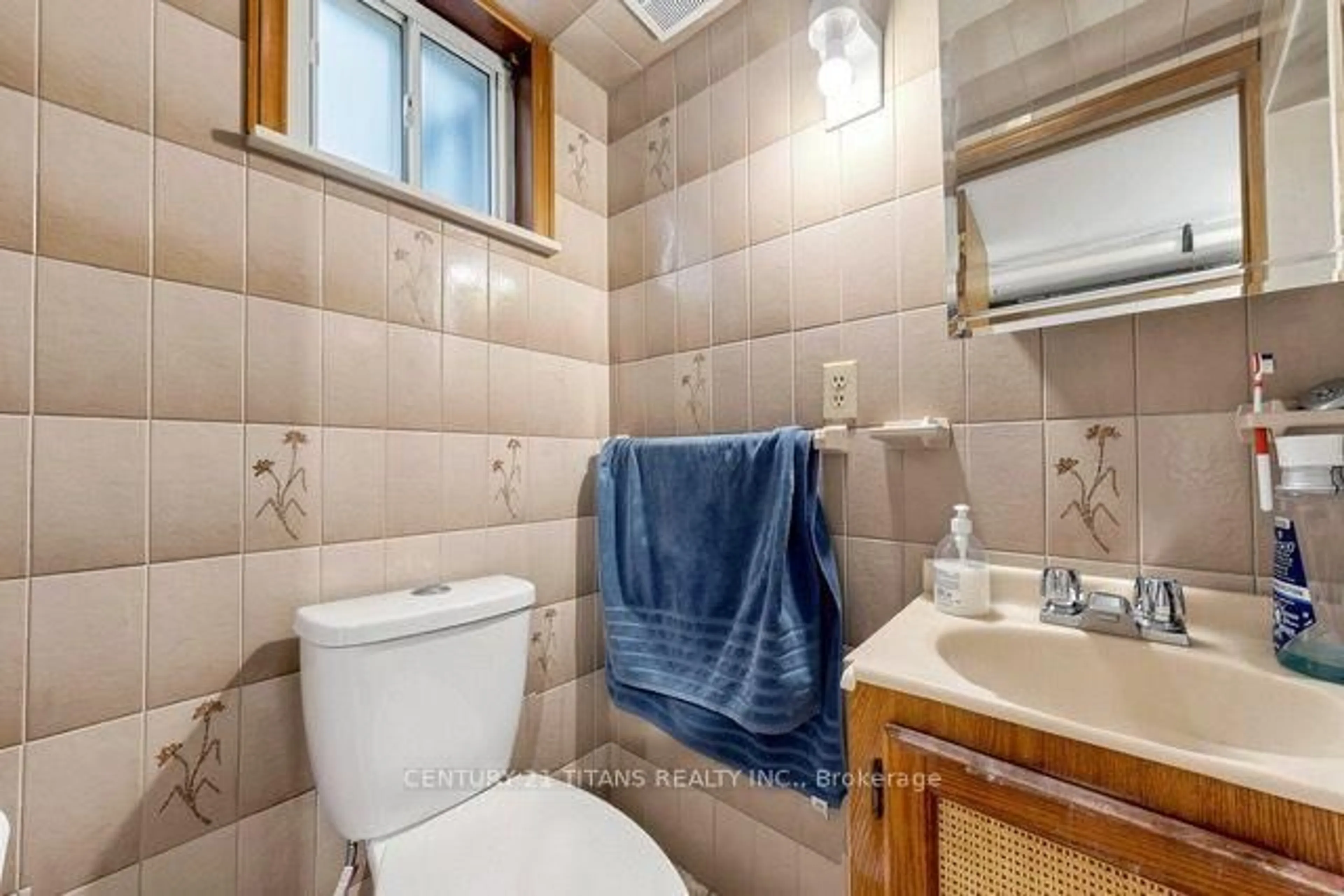Standard bathroom, ceramic/tile floor for 198 Boon Ave, Toronto Ontario M6E 3Z8