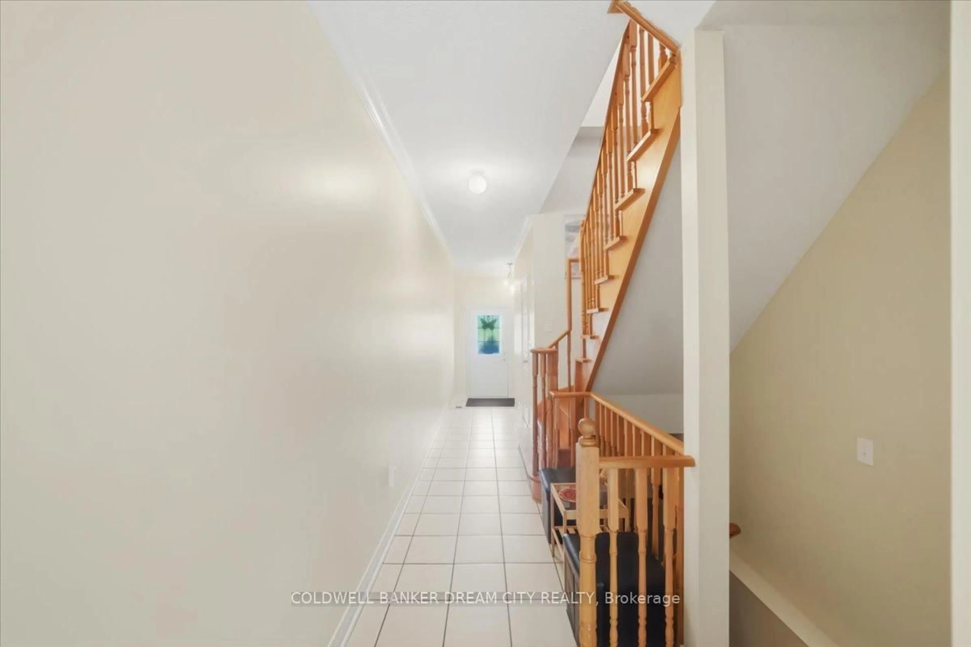 Indoor foyer for 9738 Mclaughlin Rd, Brampton Ontario L6X 0T8