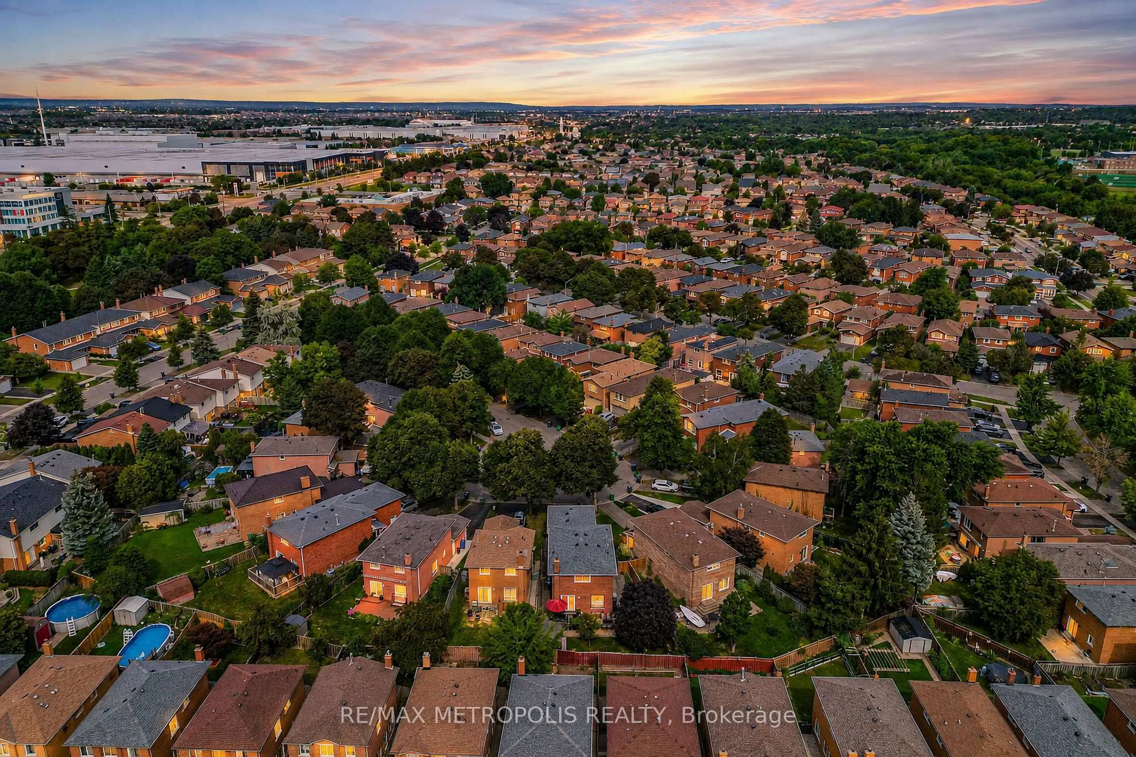 A pic from outside/outdoor area/front of a property/back of a property/a pic from drone, unknown for 38 Langholm Crt, Brampton Ontario L6Z 2X9