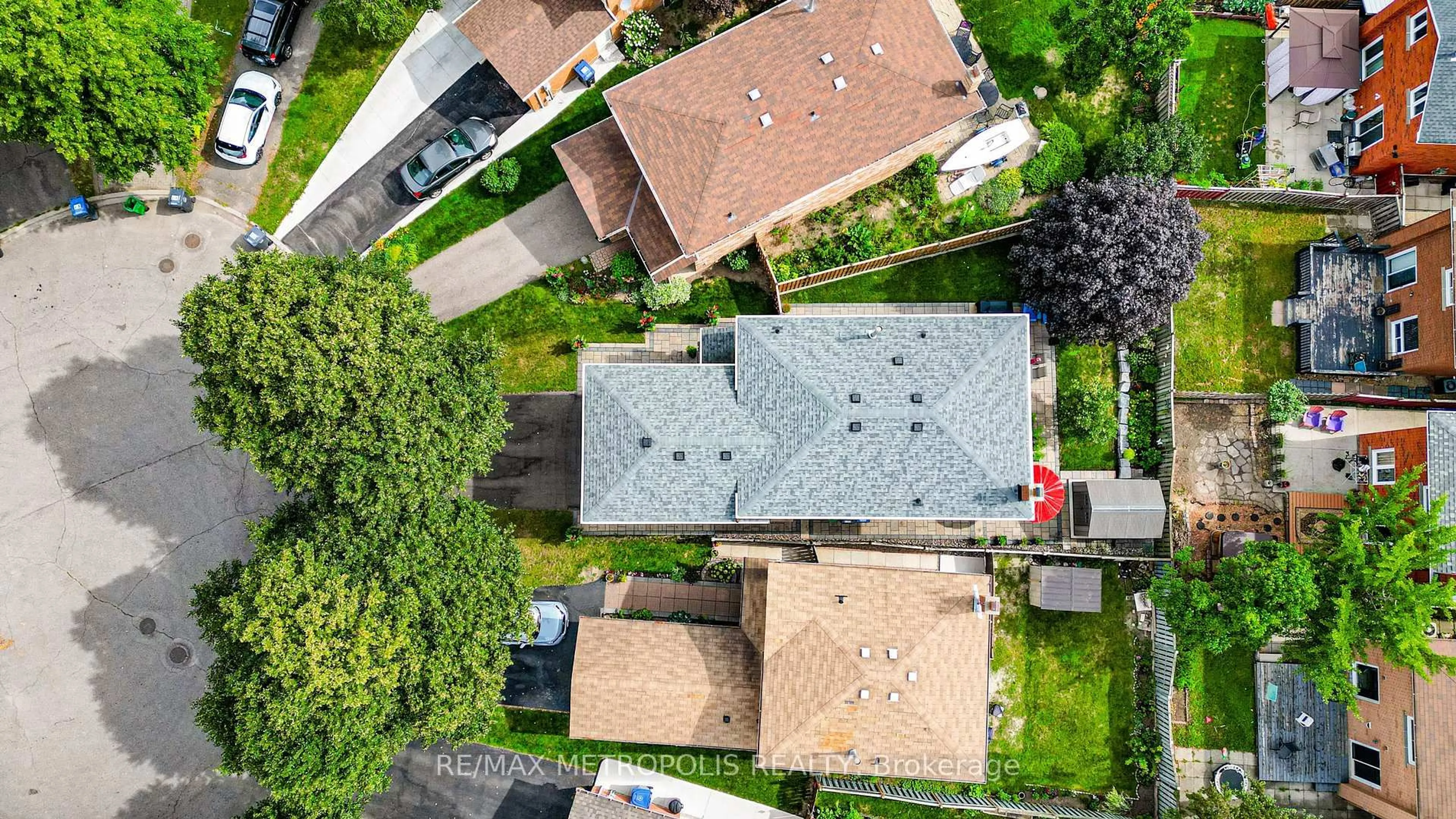 A pic from outside/outdoor area/front of a property/back of a property/a pic from drone, street for 38 Langholm Crt, Brampton Ontario L6Z 2X9