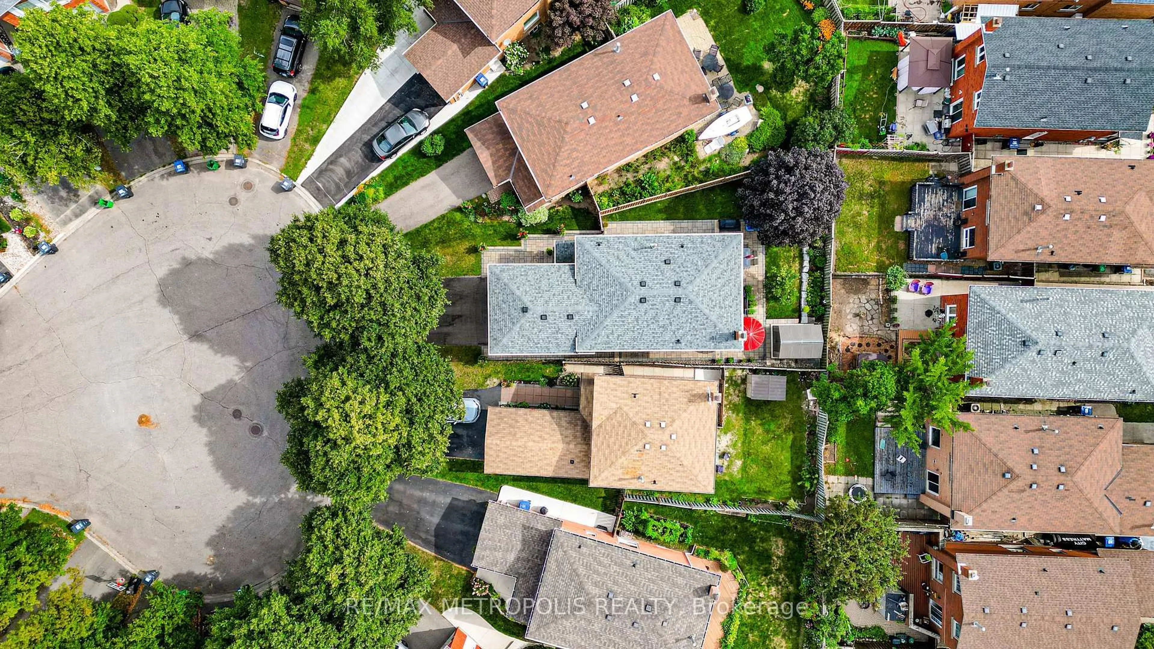 A pic from outside/outdoor area/front of a property/back of a property/a pic from drone, street for 38 Langholm Crt, Brampton Ontario L6Z 2X9