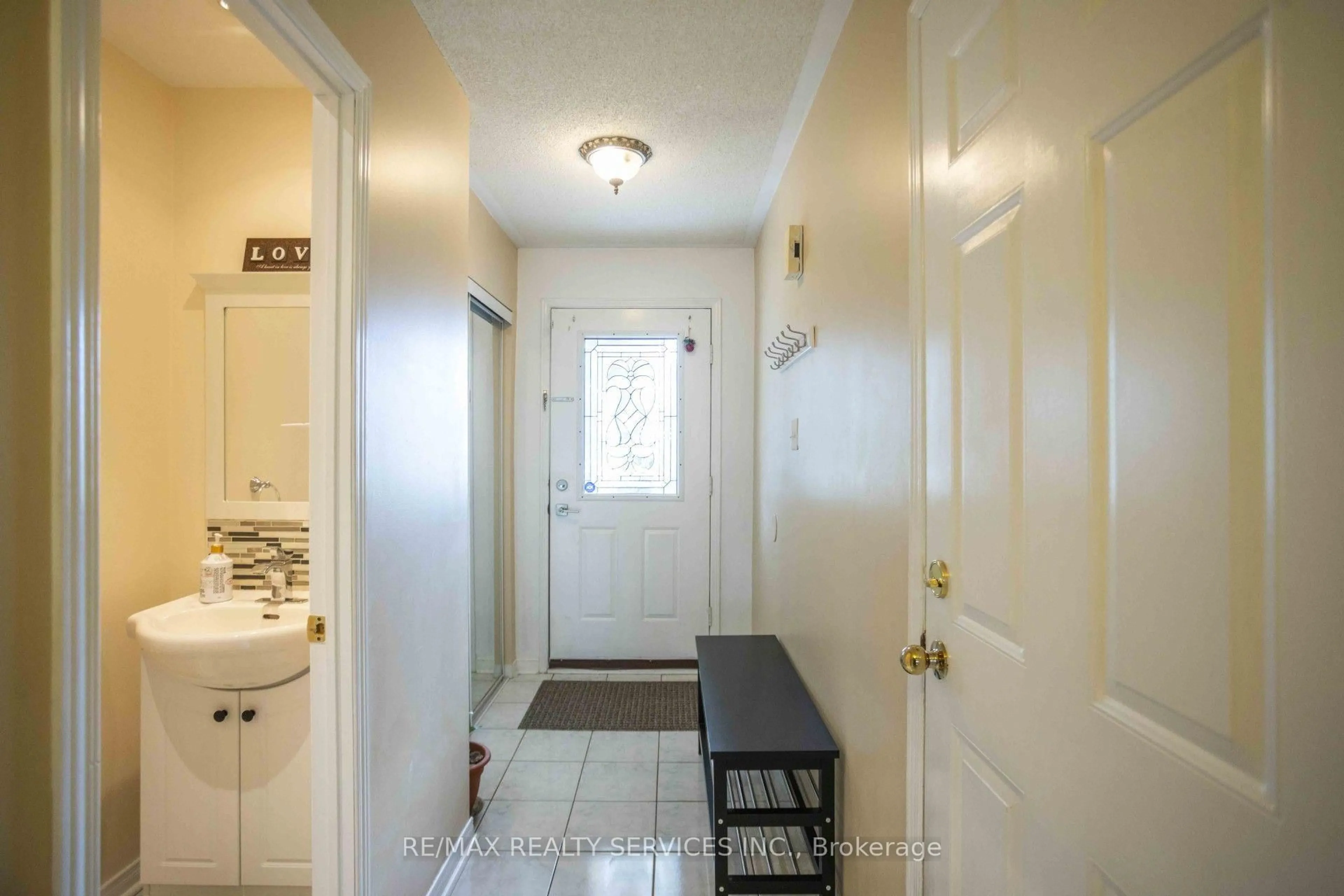 Indoor entryway for 6830 Meadowvale Town Centre Circ #65, Mississauga Ontario L5N 7T5