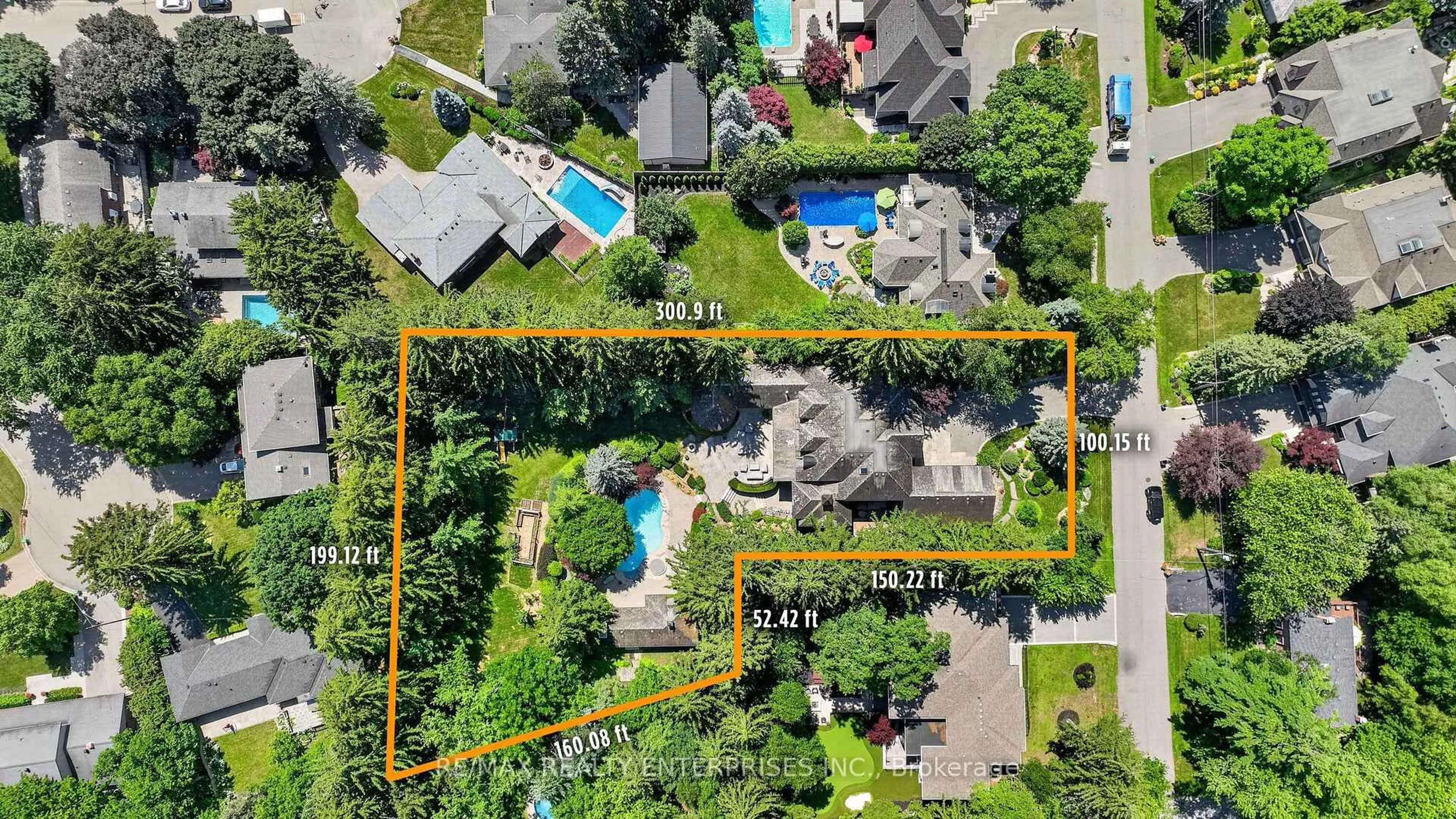 A pic from outside/outdoor area/front of a property/back of a property/a pic from drone, street for 1396 Crescent Rd, Mississauga Ontario L5H 1P6