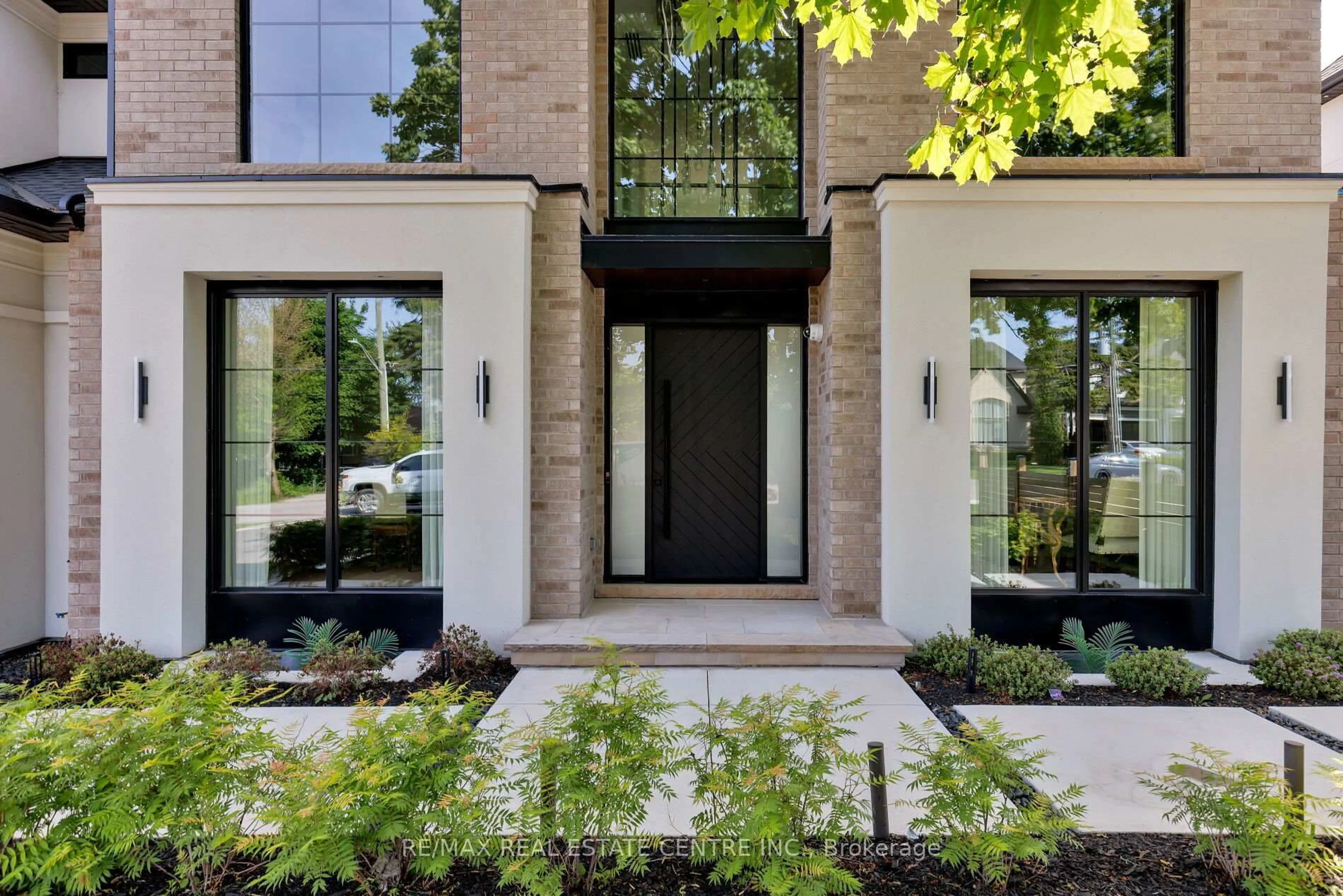 Home with brick exterior material, street for 176 Weybourne Rd, Oakville Ontario L6K 2T7