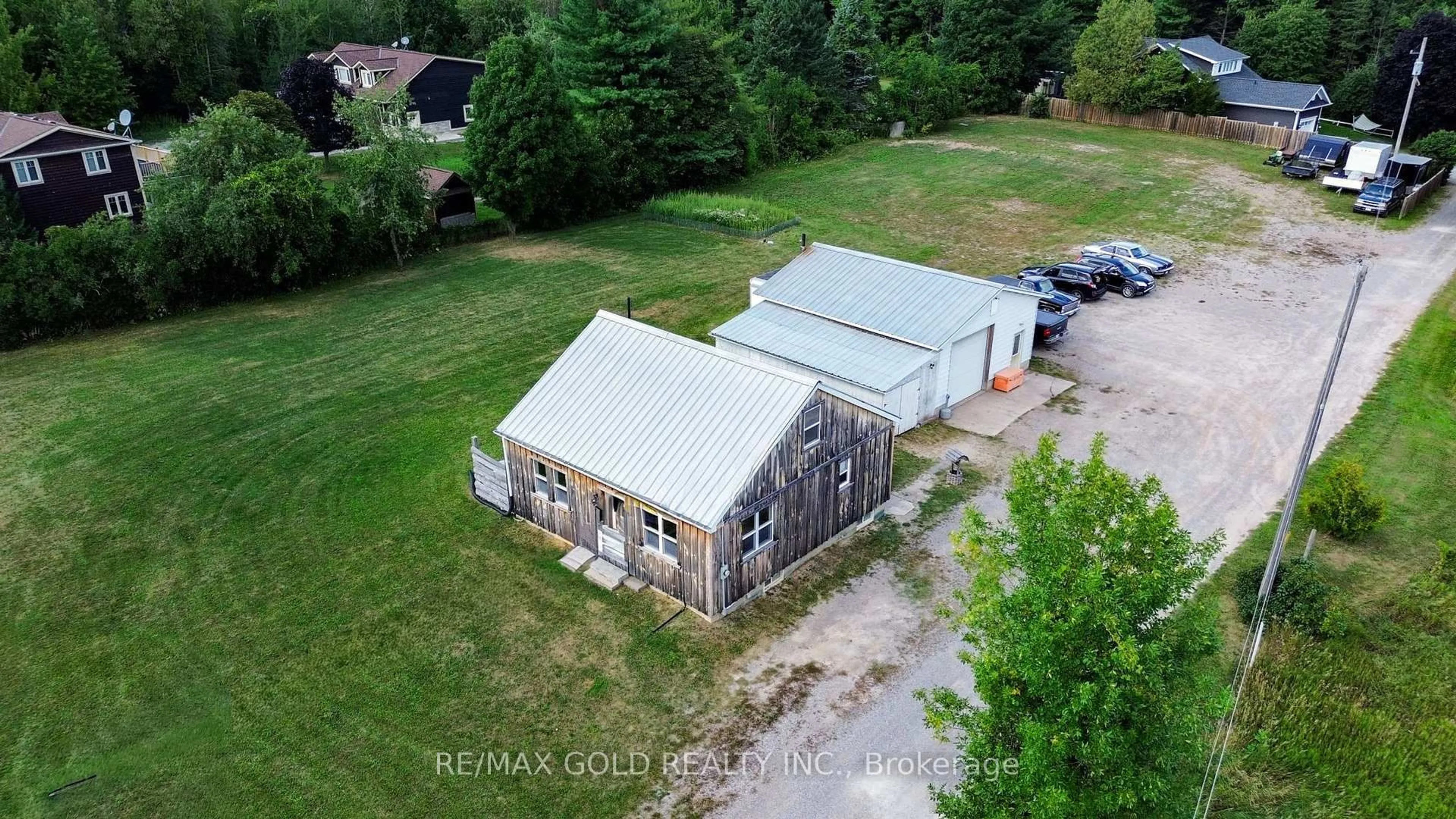 A pic from outside/outdoor area/front of a property/back of a property/a pic from drone, building for 13307 Sixth Line, Halton Hills Ontario L0P 1H0