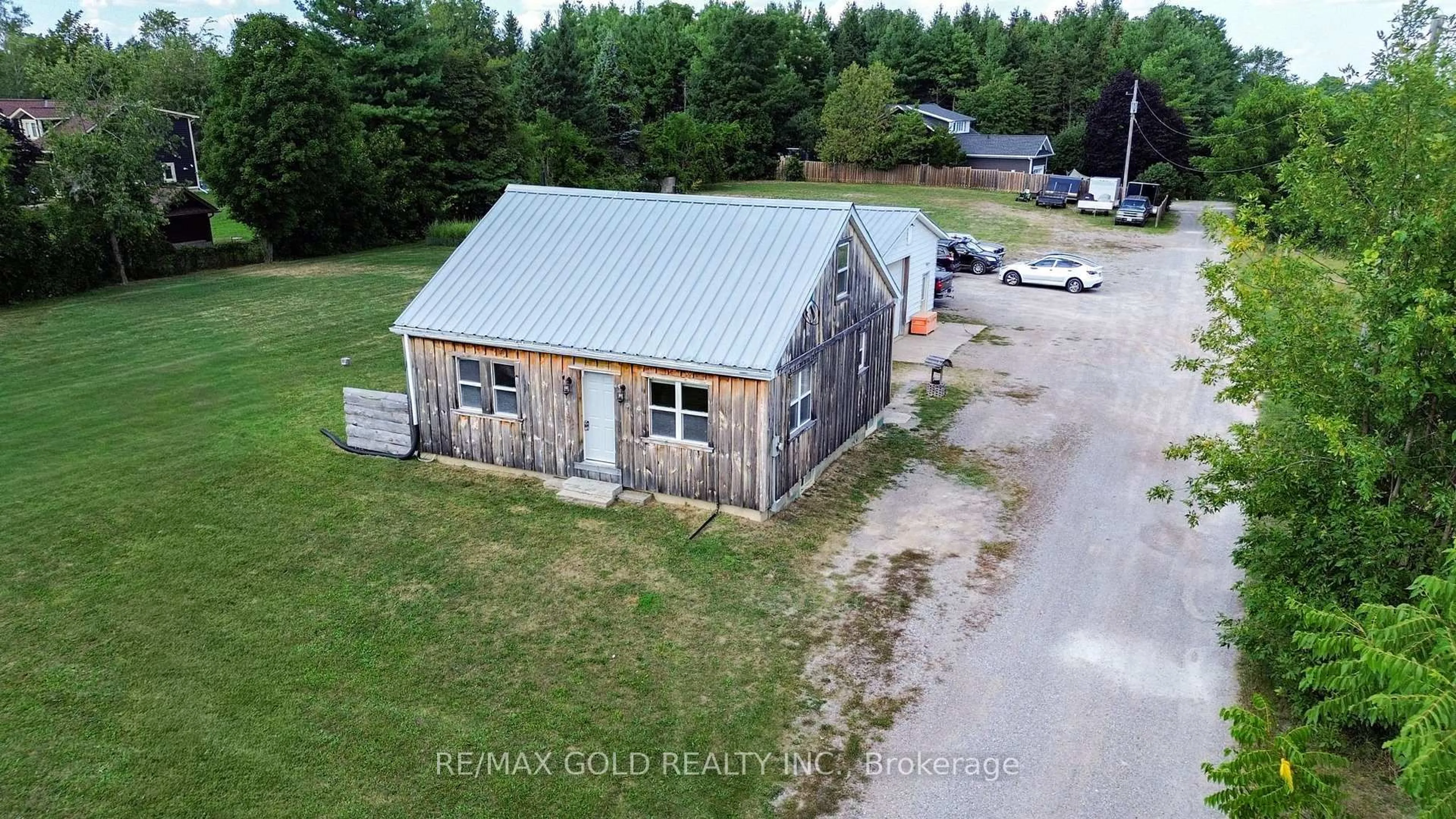 A pic from outside/outdoor area/front of a property/back of a property/a pic from drone, building for 13307 Sixth Line, Halton Hills Ontario L0P 1H0