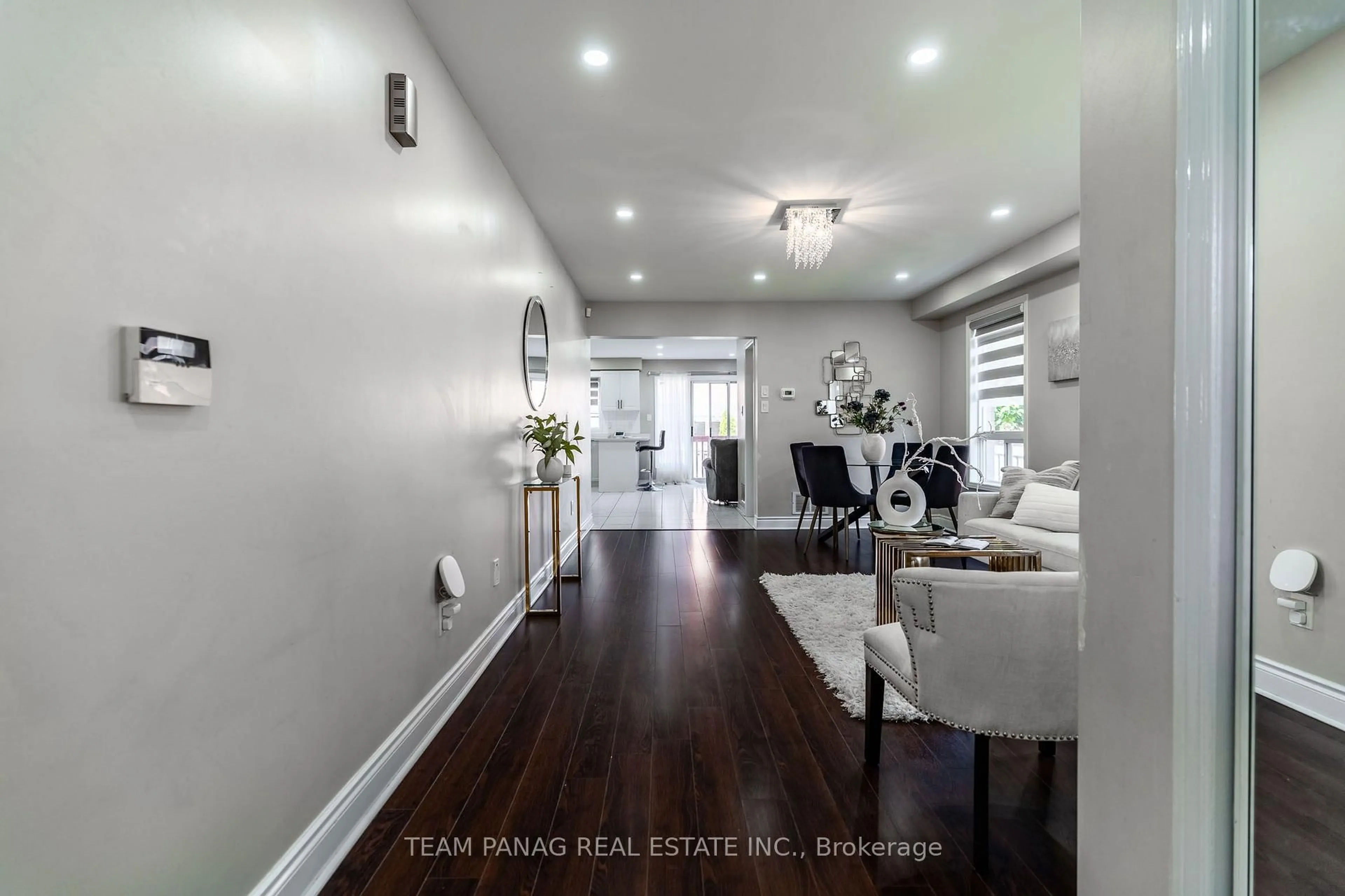 Indoor entryway for 82 Starhill Cres, Brampton Ontario L6R 2W1
