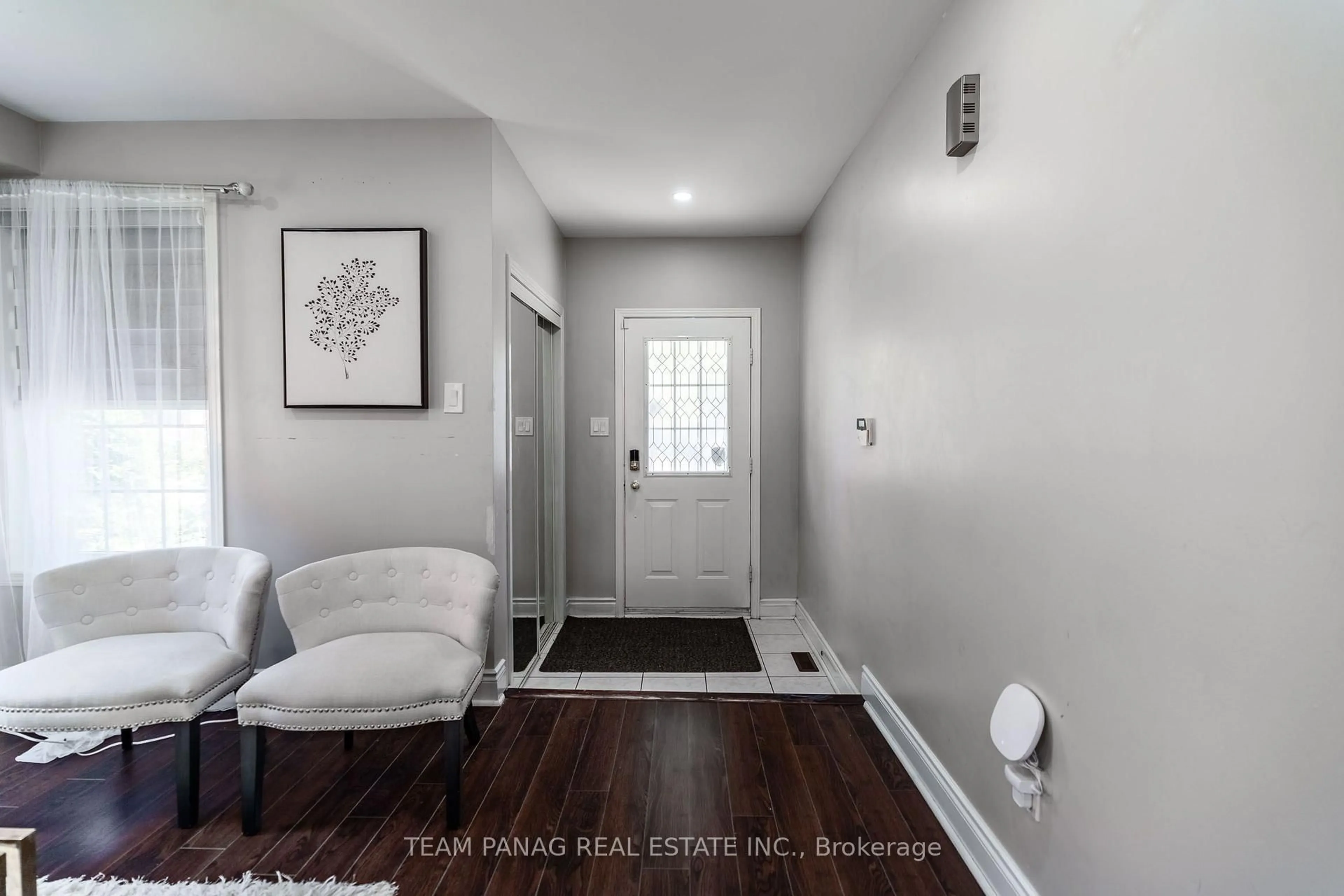 Indoor entryway for 82 Starhill Cres, Brampton Ontario L6R 2W1