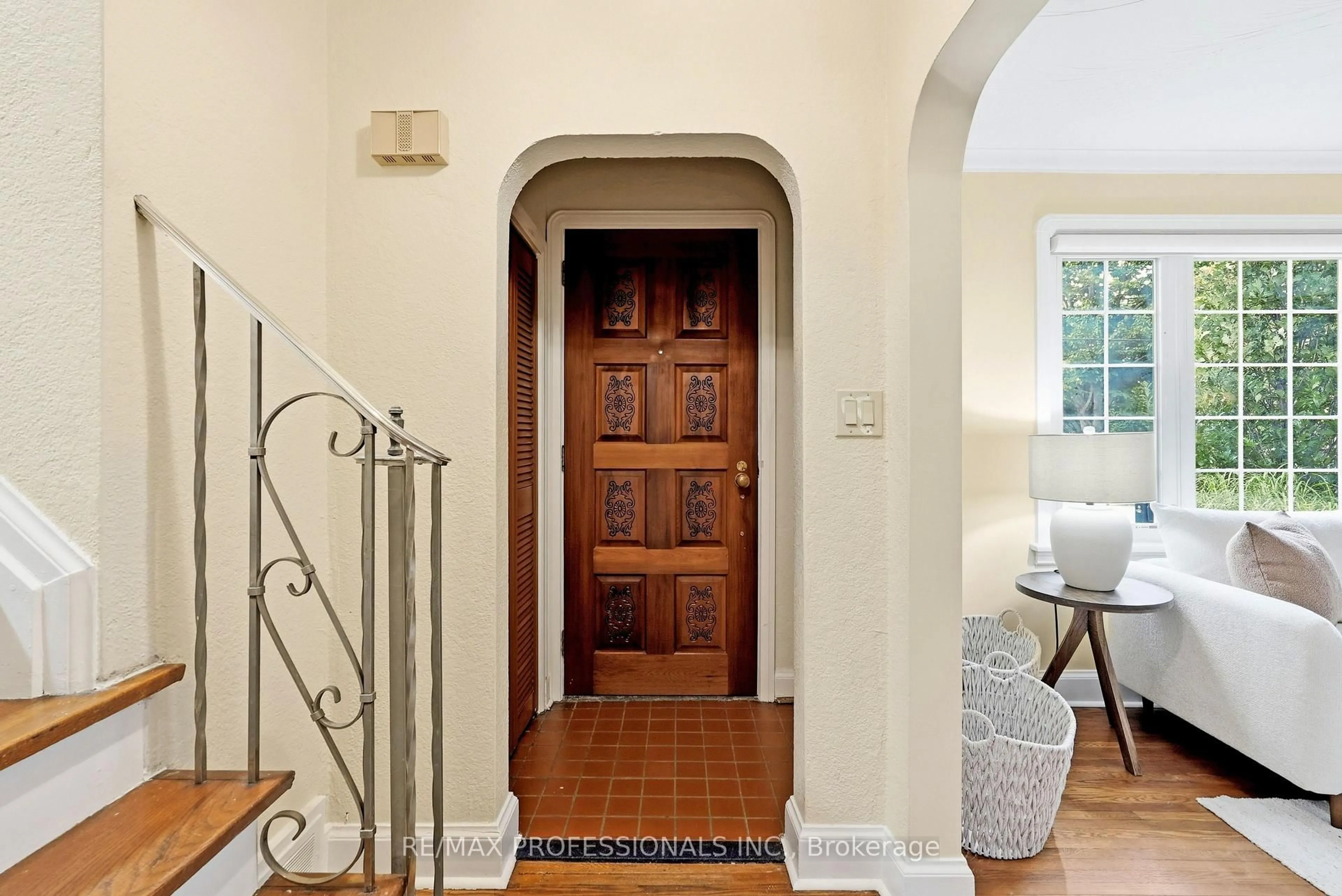 Indoor entryway for 1 Bernice Ave, Toronto Ontario M8Y 1Z5