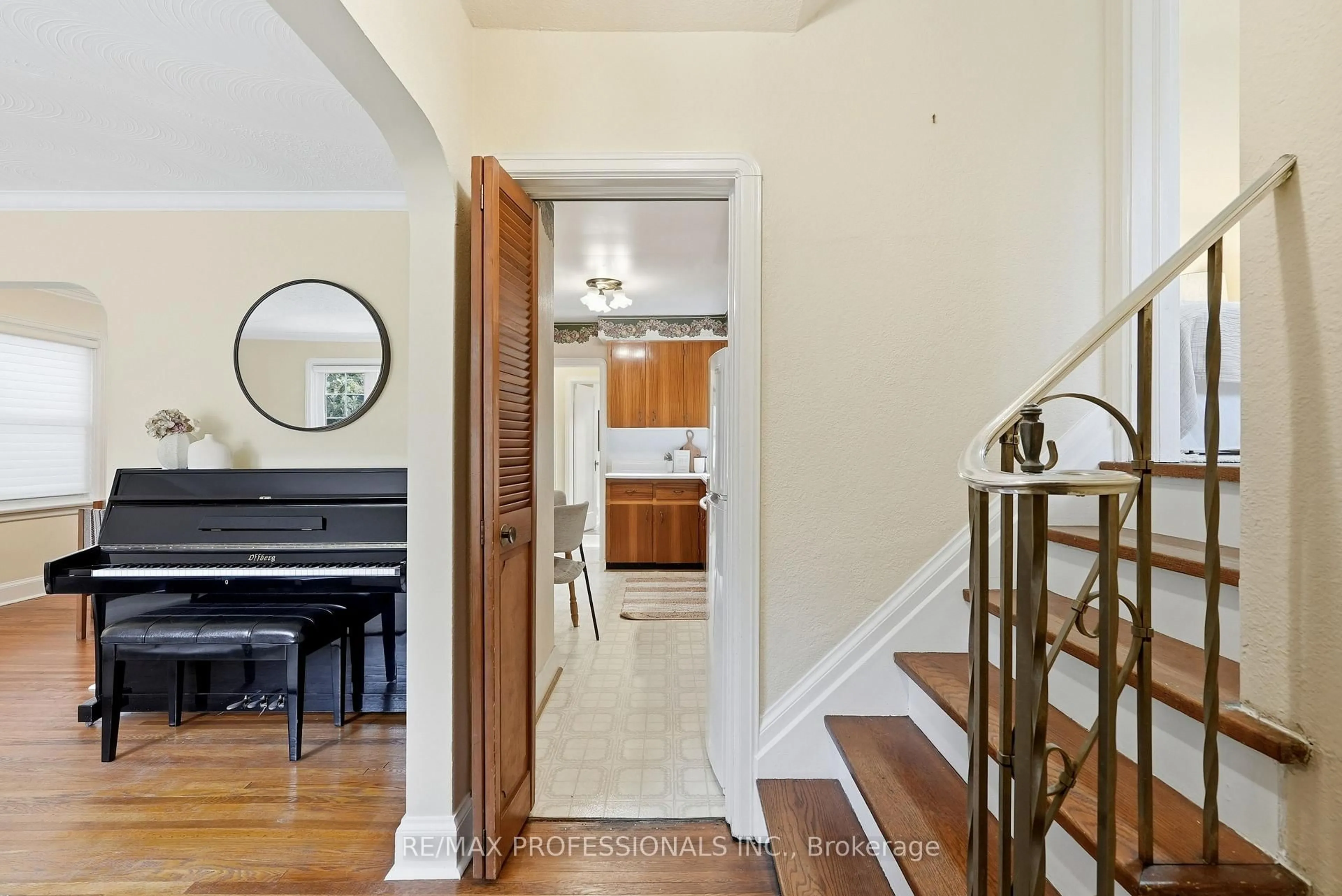 Indoor entryway for 1 Bernice Ave, Toronto Ontario M8Y 1Z5
