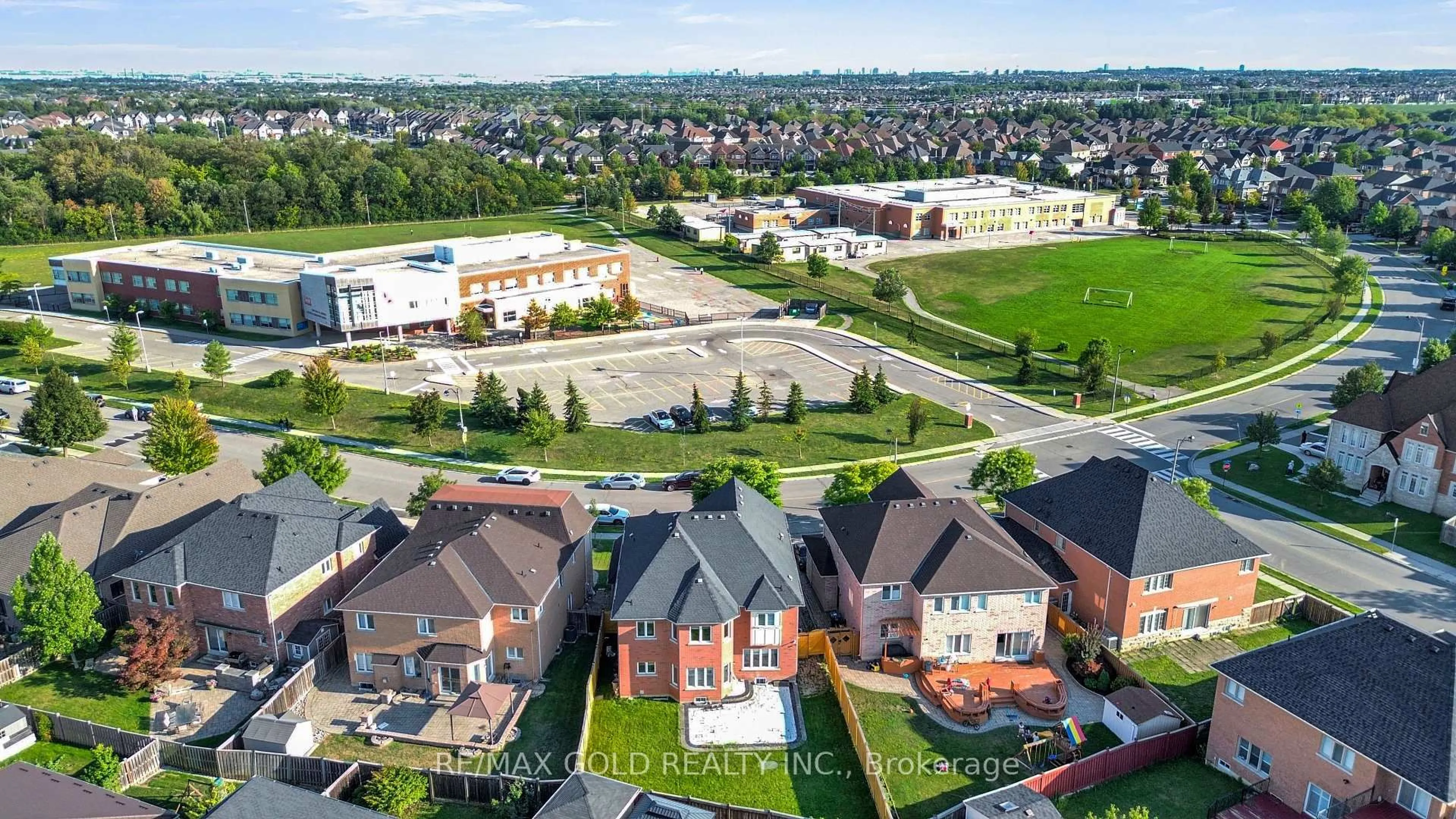 A pic from outside/outdoor area/front of a property/back of a property/a pic from drone, unknown for 26 Mount Royal Circ, Brampton Ontario L6P 1Y7