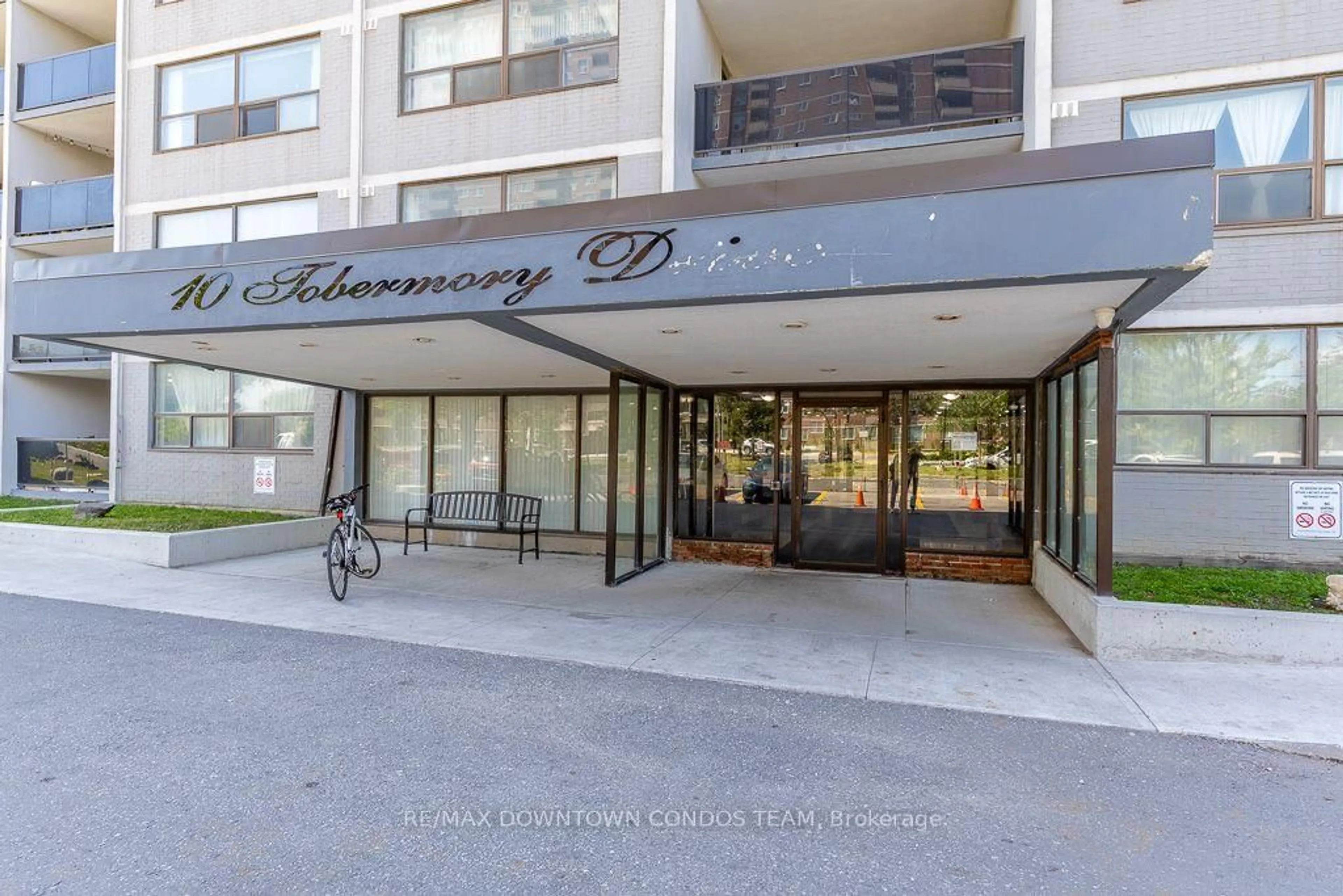 Indoor entryway for 10 Tobermory Dr #1004, Toronto Ontario M3N 2Y5