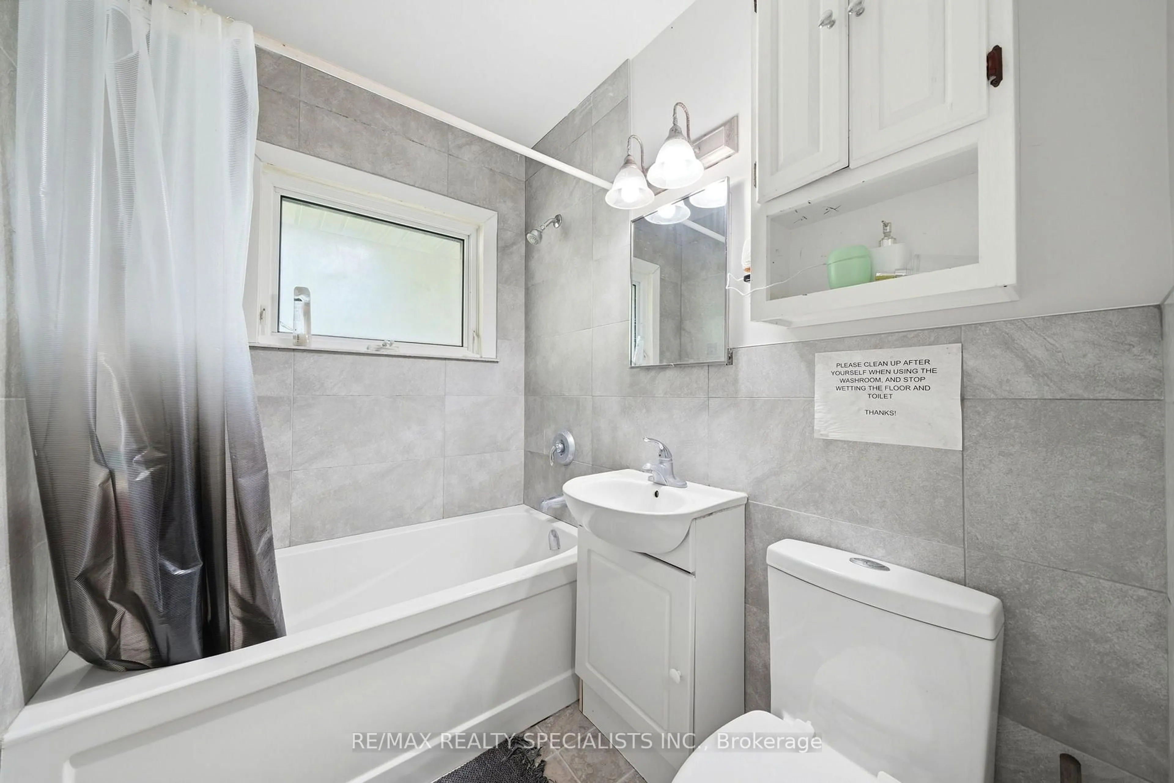 Standard bathroom, ceramic/tile floor for 337 Broadway St, Orangeville Ontario L9W 1L5