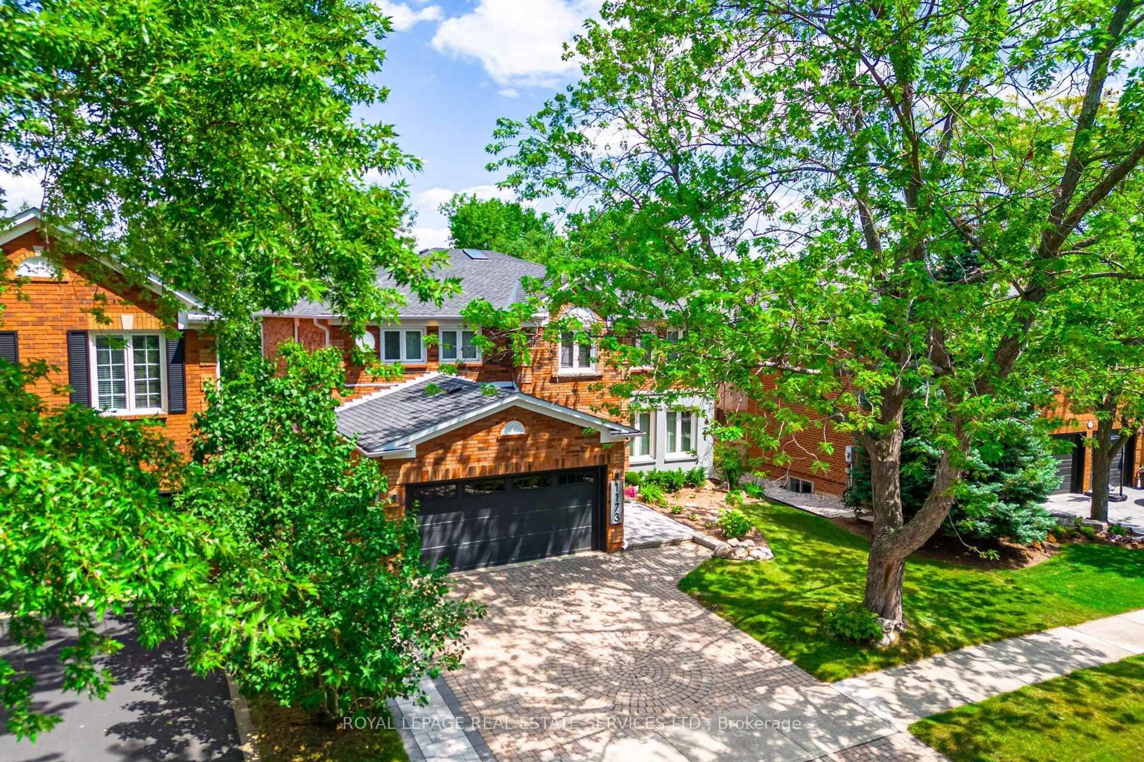 A pic from outside/outdoor area/front of a property/back of a property/a pic from drone, street for 1173 Bowman Dr, Oakville Ontario L6M 2S9