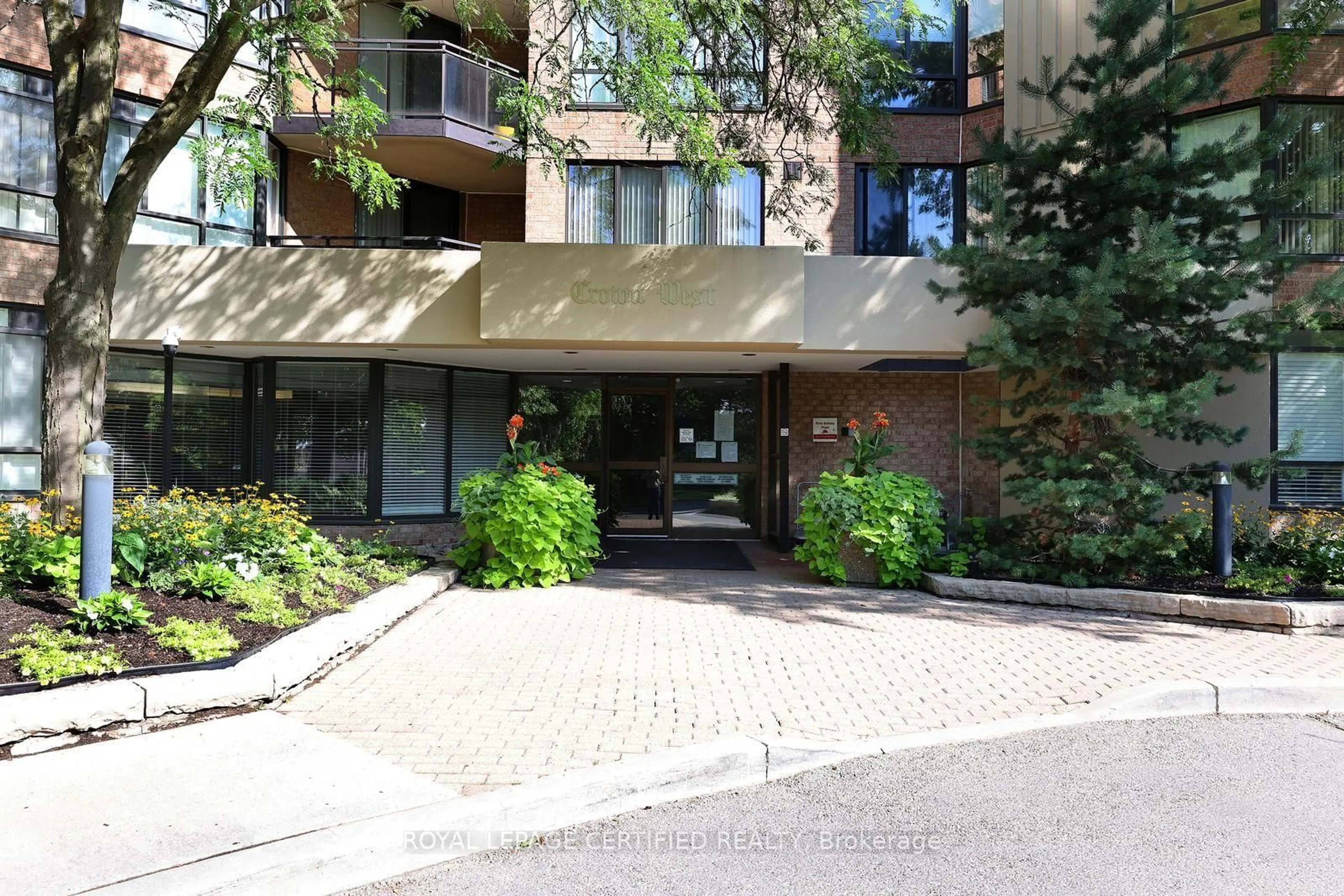 Indoor foyer for 20 Cherrytree Dr #312, Brampton Ontario L6Y 3V1