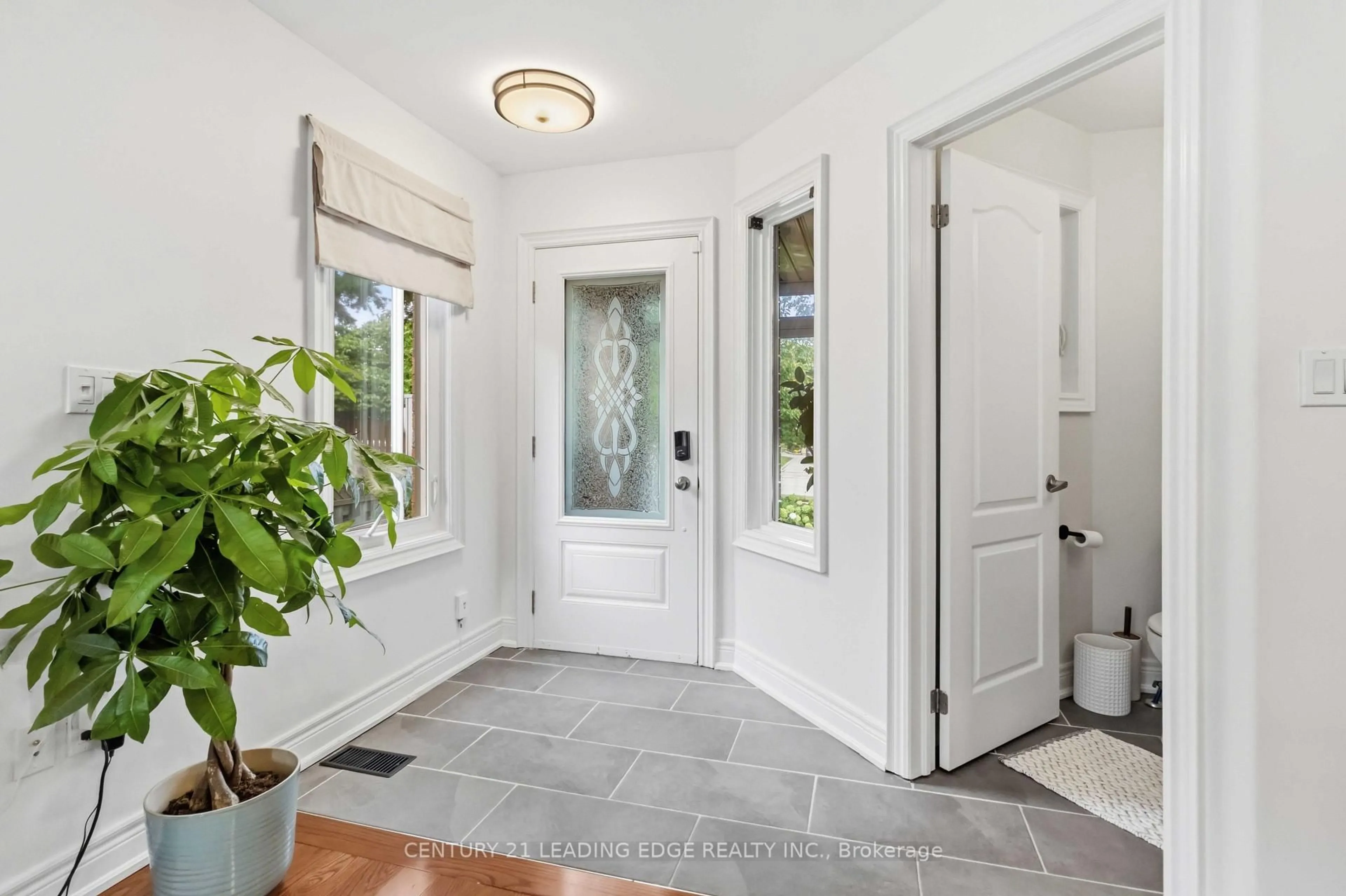 Indoor entryway for 6 Birchcliffe Dr, Brampton Ontario L6Z 4T3