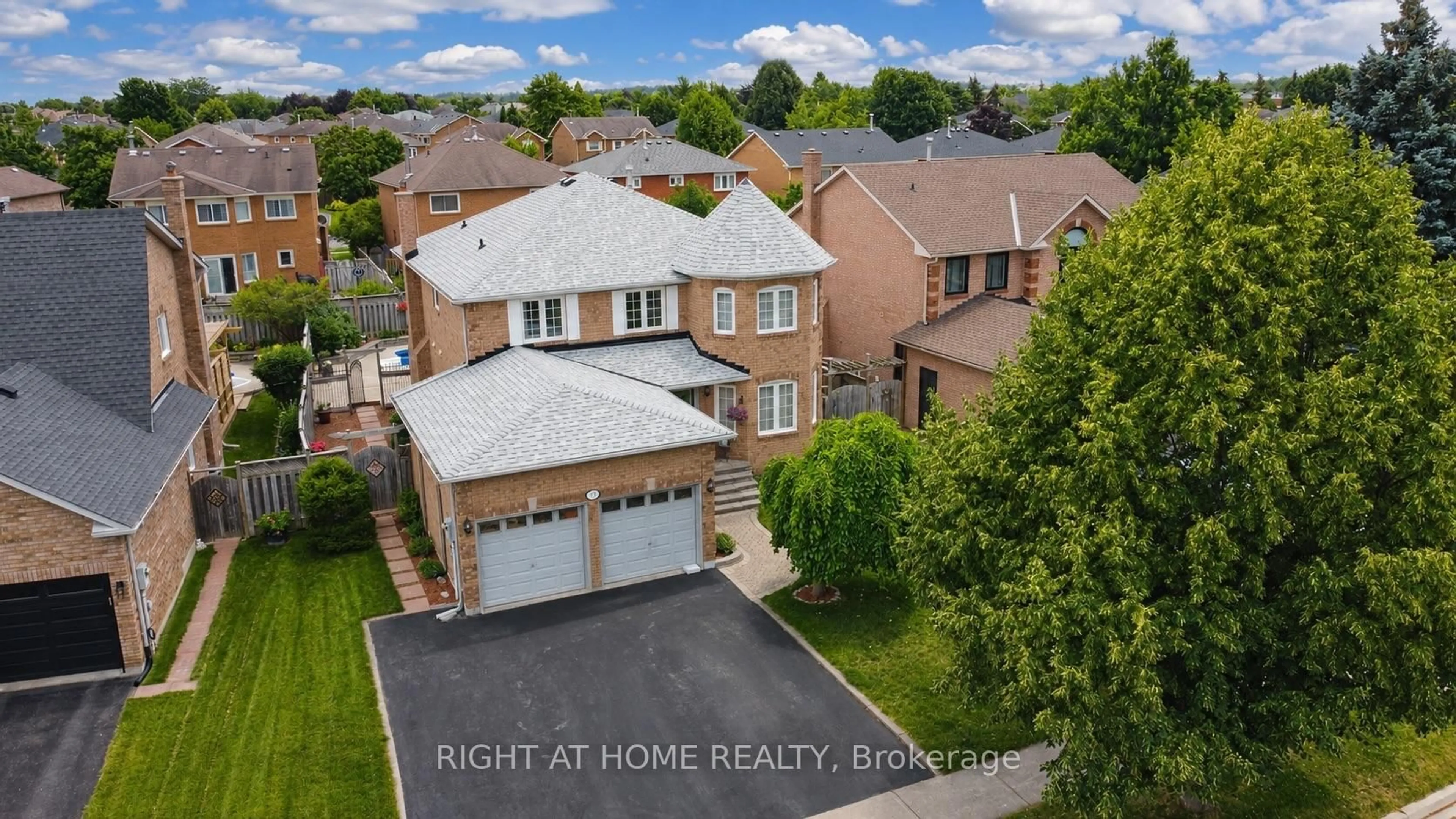 A pic from outside/outdoor area/front of a property/back of a property/a pic from drone, street for 17 Eaton St, Halton Hills Ontario L7G 5L4