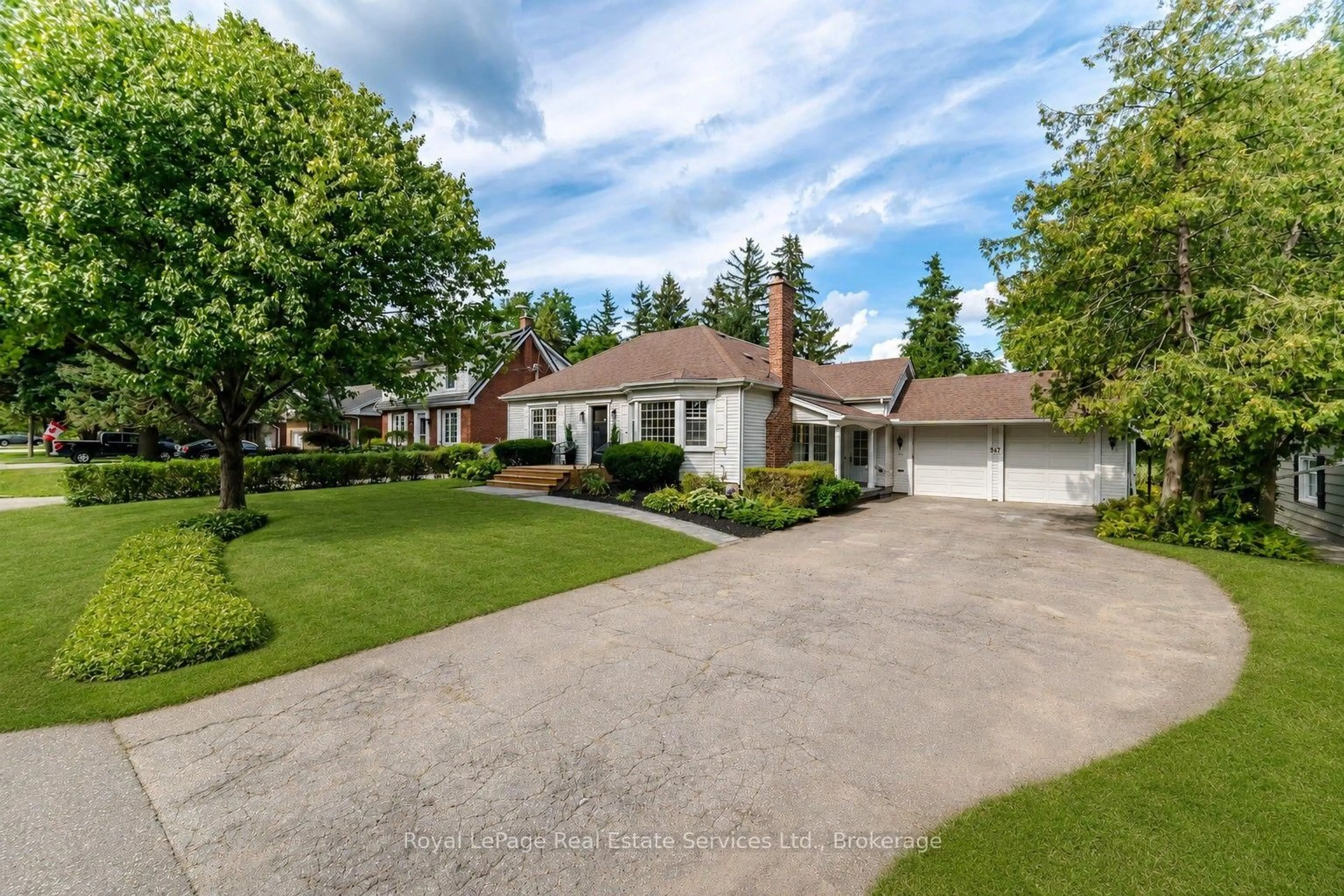 A pic from outside/outdoor area/front of a property/back of a property/a pic from drone, street for 947 Glenwood Ave, Burlington Ontario L7T 2K1
