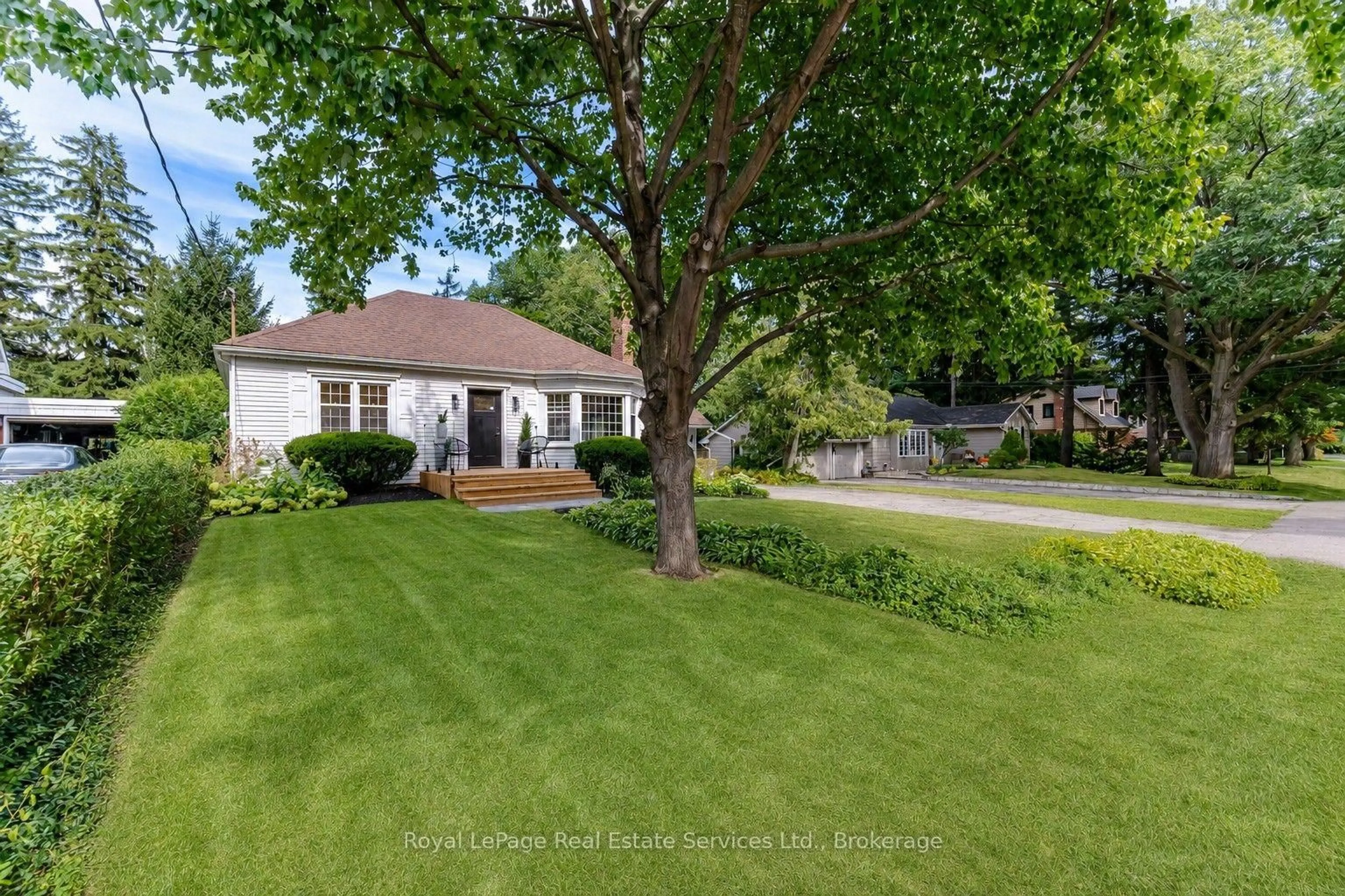 A pic from outside/outdoor area/front of a property/back of a property/a pic from drone, street for 947 Glenwood Ave, Burlington Ontario L7T 2K1