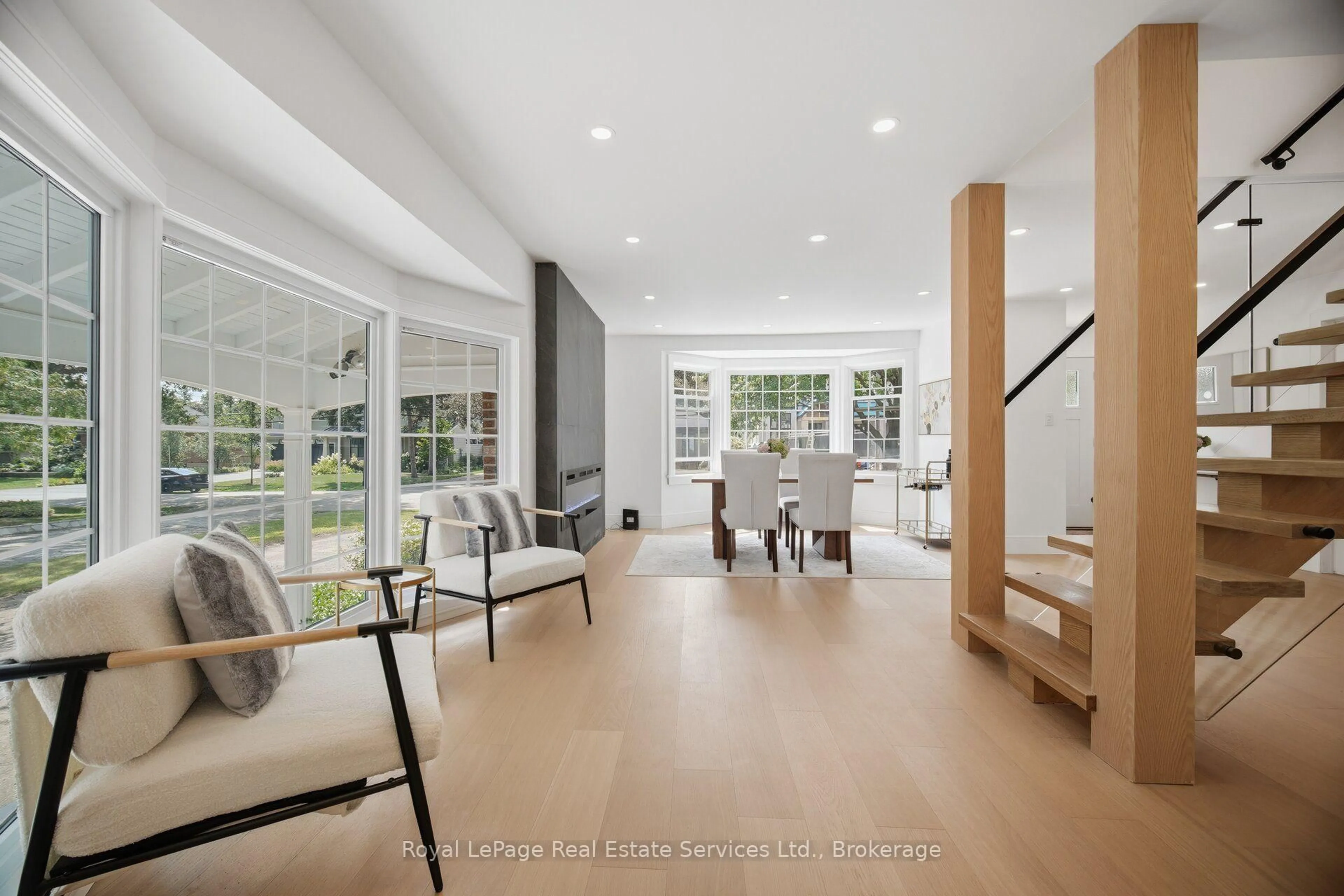 Indoor foyer for 947 Glenwood Ave, Burlington Ontario L7T 2K1