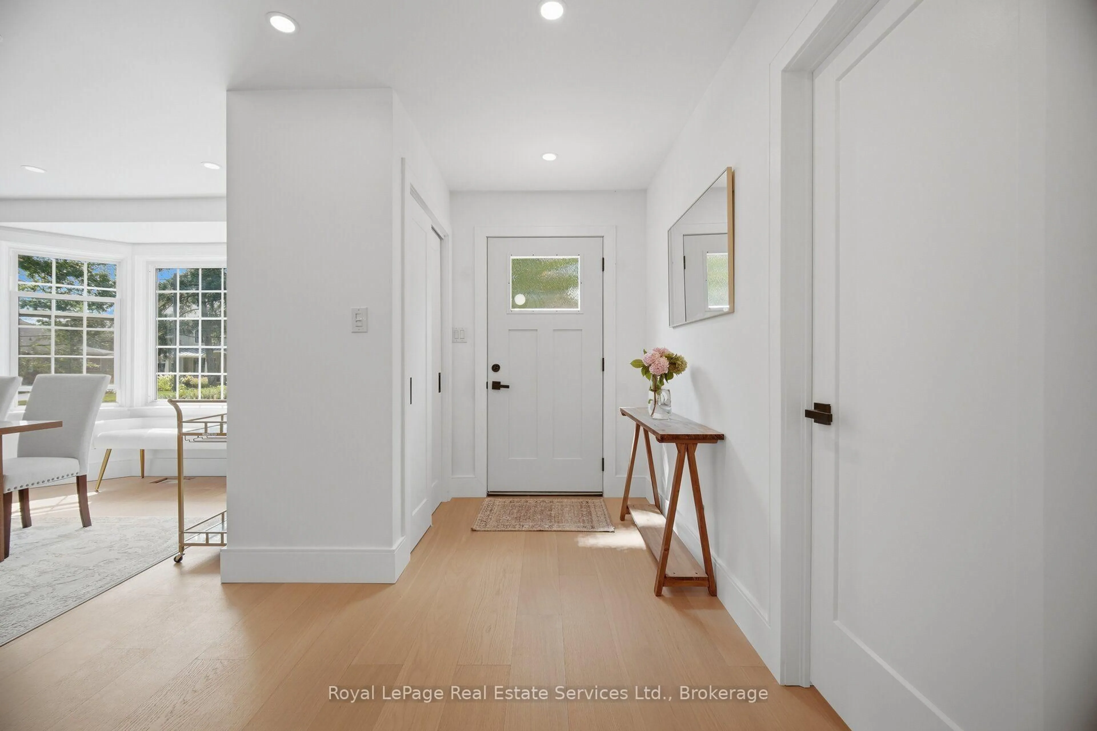 Indoor entryway for 947 Glenwood Ave, Burlington Ontario L7T 2K1