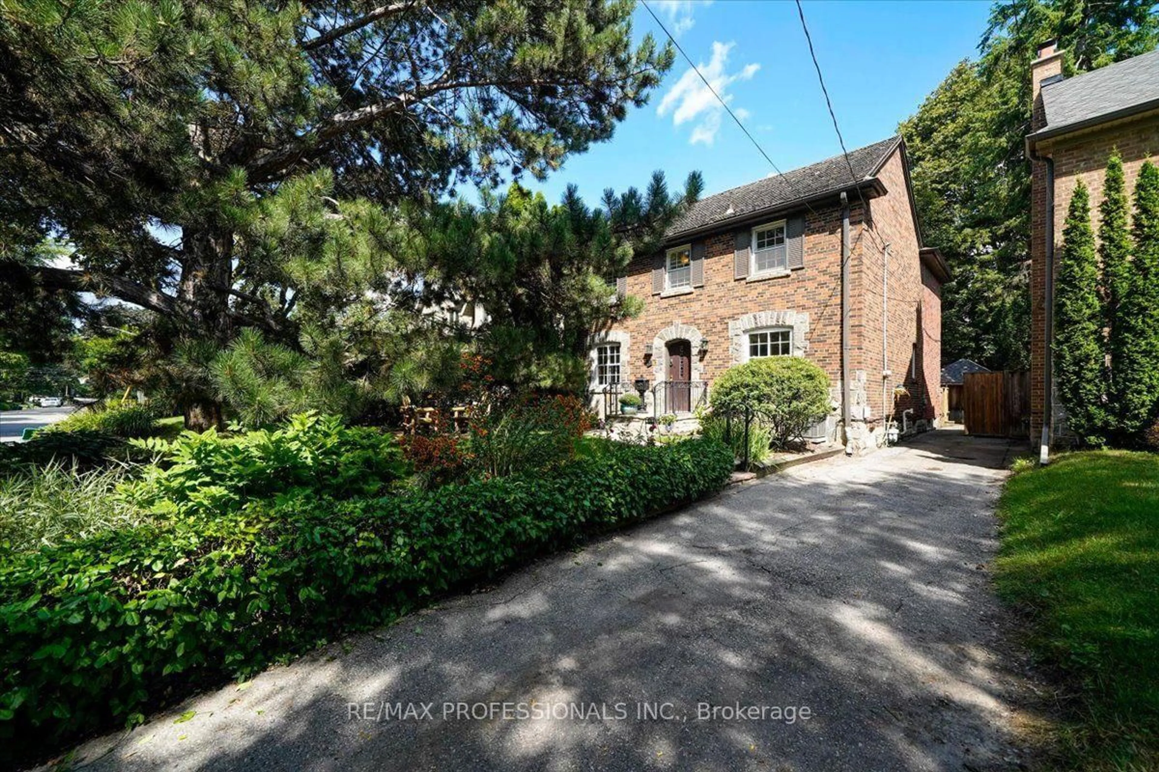 A pic from outside/outdoor area/front of a property/back of a property/a pic from drone, street for 65 Dunedin Dr, Toronto Ontario M8X 2K7