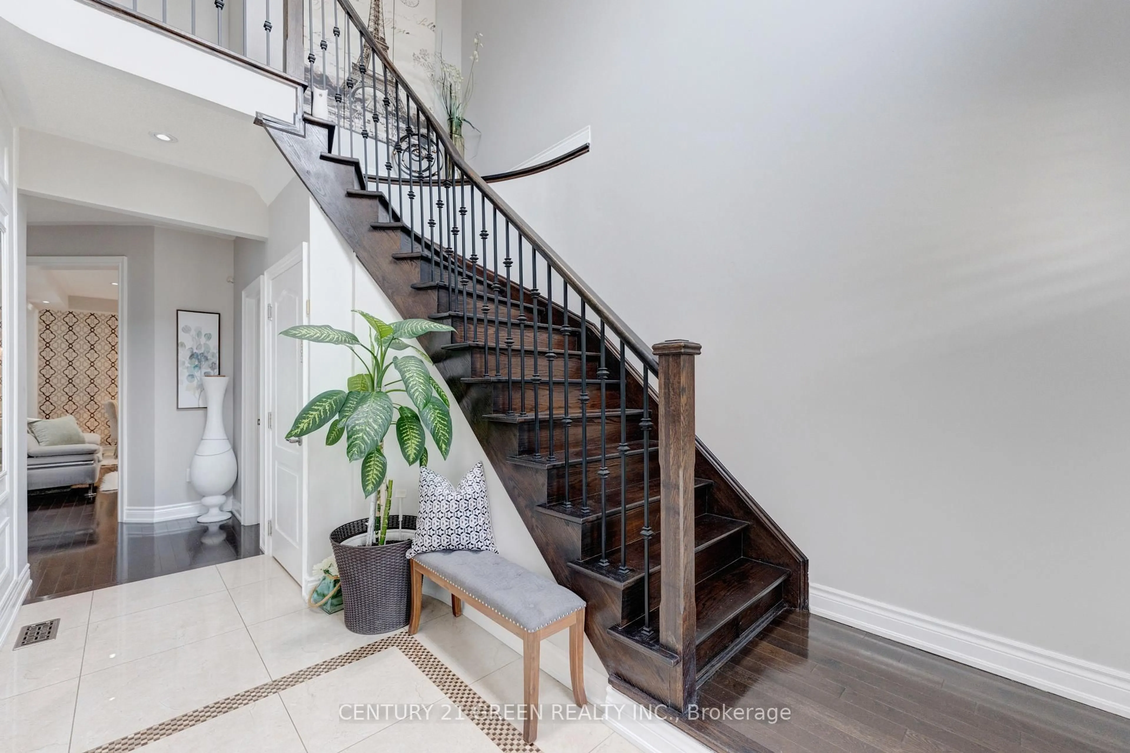 Stairs for 3 Lisson Cres, Brampton Ontario L6X 5H8